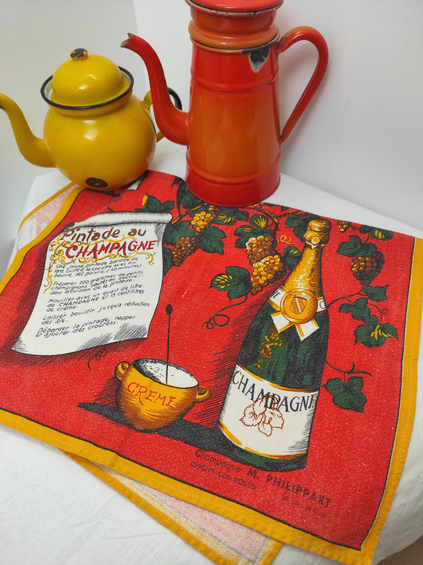 Ancien torchon recette de cuisine champagne PHILIPPART. Vous ne savez pas quoi faire à dîner ce soir ? Pas de problème, avec cet ancien torchon du Champagne M. Philippart de Chigny-les-Roses vous aurez LA recette de la pintade au champagne ! Mettez une touche vintage dans votre cuisine avec cet ancien torchon aux belles couleurs vives ! A noter : quelques taches (voir photo), quelques traces du temps mais a encore de belles couleurs.