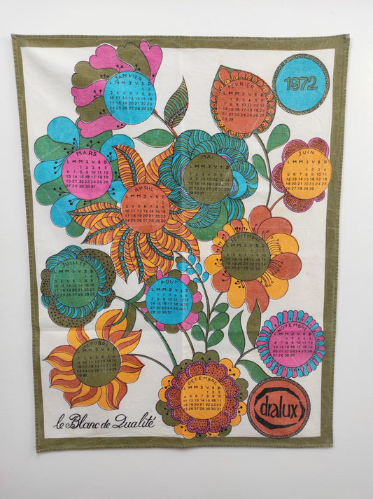 Torchon calendrier vintage 1972 DRALUX. Mettez une touche vintage dans votre cuisine avec cet ancien torchon calendrier de 1972 Dralux "le blanc de qualité". A noter : quelques taches (voir photo), quelques traces du temps mais a encore de belles couleurs.
