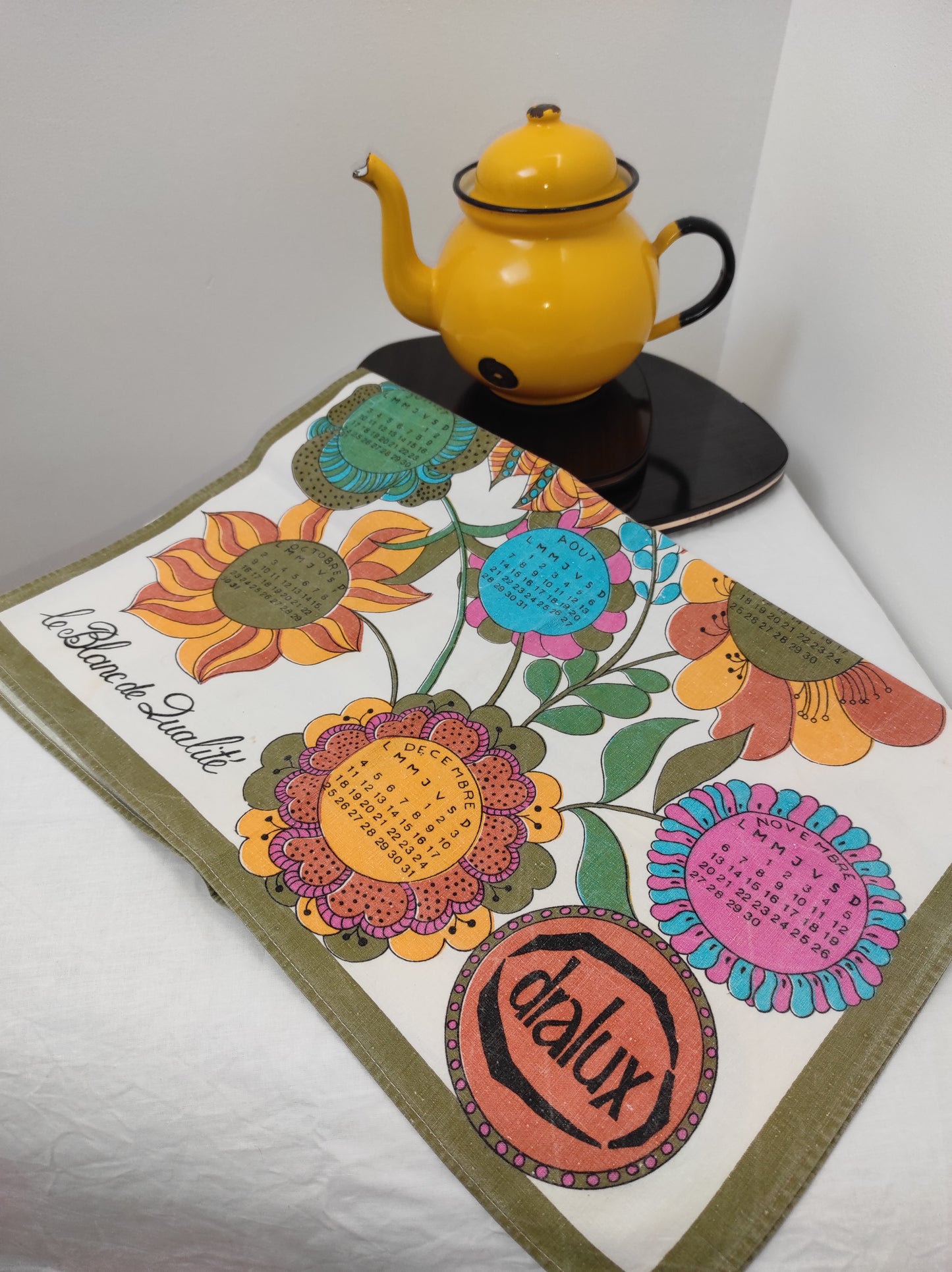 Torchon calendrier vintage 1972 DRALUX. Mettez une touche vintage dans votre cuisine avec cet ancien torchon calendrier de 1972 Dralux "le blanc de qualité". A noter : quelques taches (voir photo), quelques traces du temps mais a encore de belles couleurs.