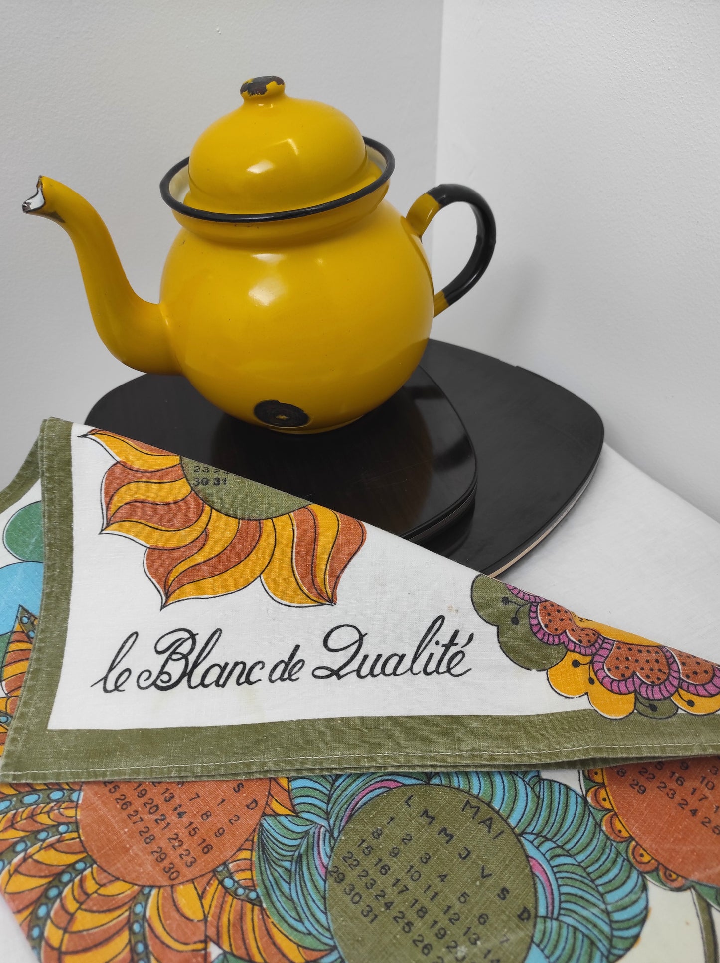 Torchon calendrier vintage 1972 DRALUX. Mettez une touche vintage dans votre cuisine avec cet ancien torchon calendrier de 1972 Dralux "le blanc de qualité". A noter : quelques taches (voir photo), quelques traces du temps mais a encore de belles couleurs.