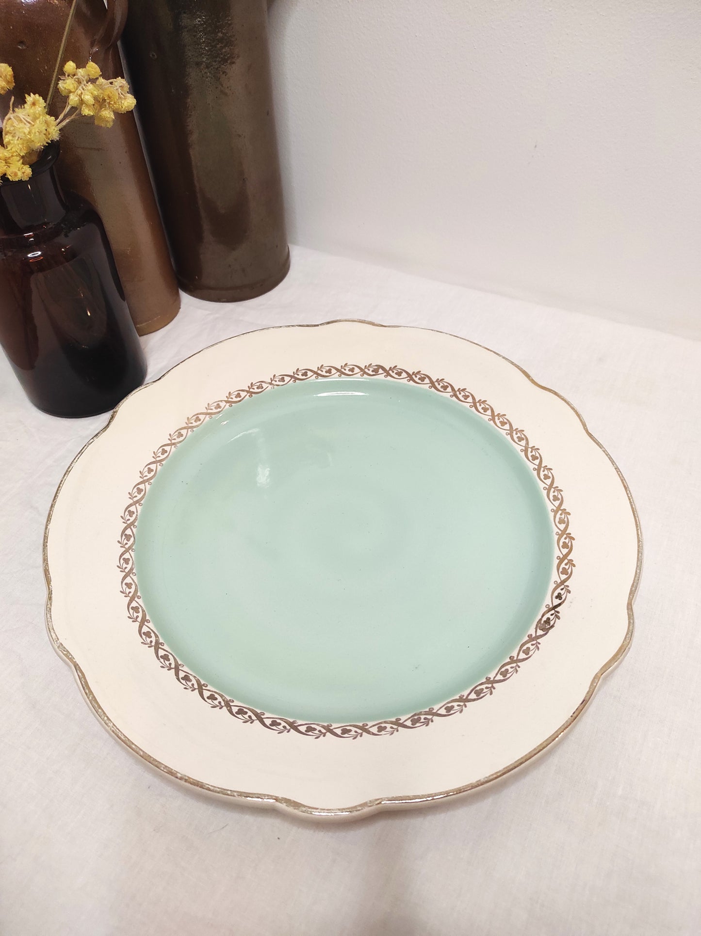 Plat de service vintage KG LUNEVILLE. On craque pour ce plat de service de la faïencerie de LUNEVILLE, avec son intérieur mint et ses bordures dorées ! Fabriqué en France, il est en bon état général. A noter : petits éclats sous le plat à peine visible, le liseré doré est légèrement altéré par endroit (et oui il à vécu !).