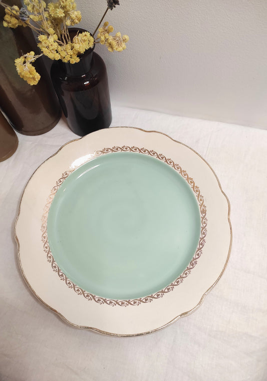 Plat de service vintage KG LUNEVILLE. On craque pour ce plat de service de la faïencerie de LUNEVILLE, avec son intérieur mint et ses bordures dorées ! Fabriqué en France, il est en bon état général. A noter : petits éclats sous le plat à peine visible, le liseré doré est légèrement altéré par endroit (et oui il à vécu !).