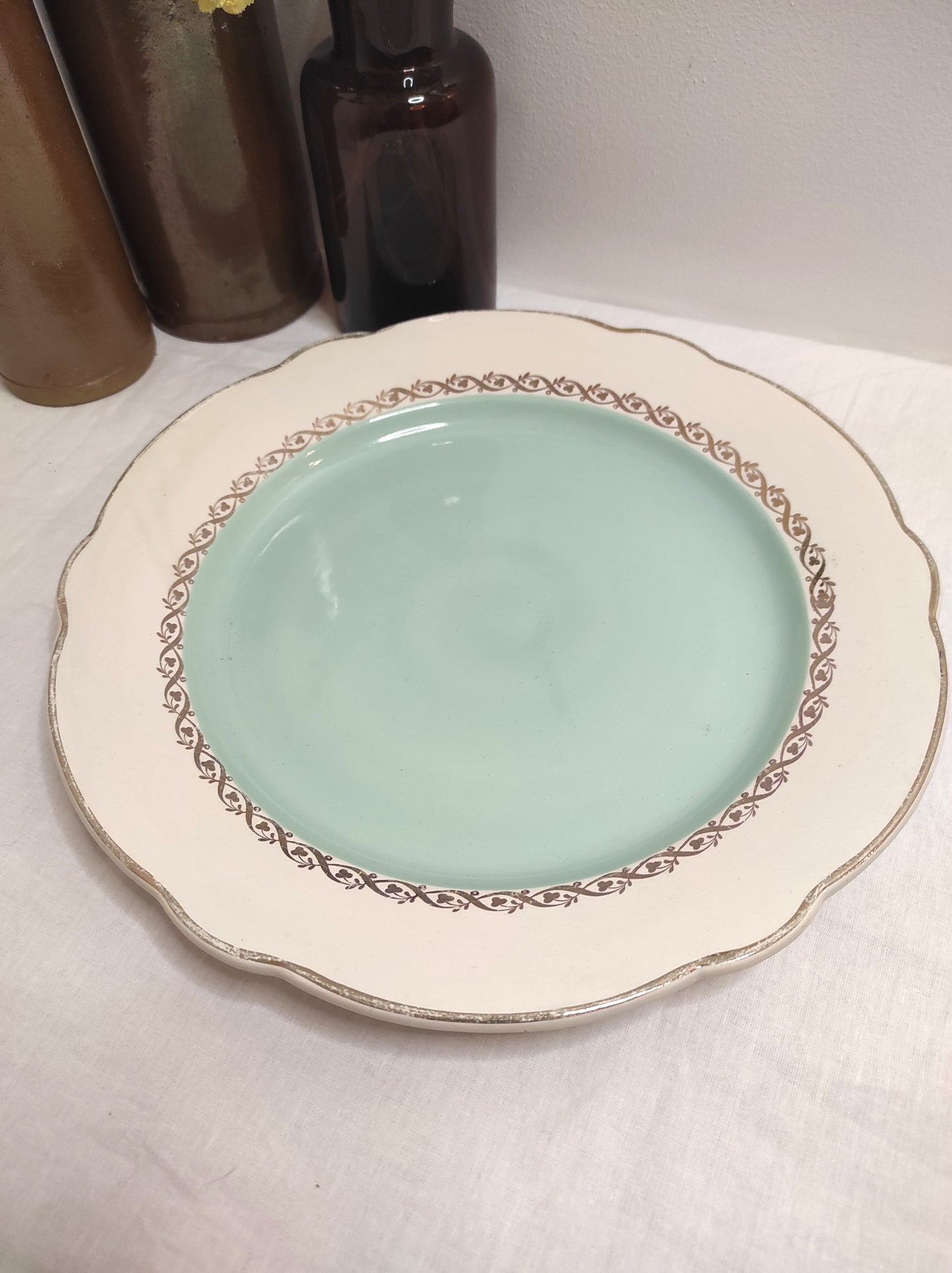 Plat de service vintage KG LUNEVILLE. On craque pour ce plat de service de la faïencerie de LUNEVILLE, avec son intérieur mint et ses bordures dorées ! Fabriqué en France, il est en bon état général. A noter : petits éclats sous le plat à peine visible, le liseré doré est légèrement altéré par endroit (et oui il à vécu !).
