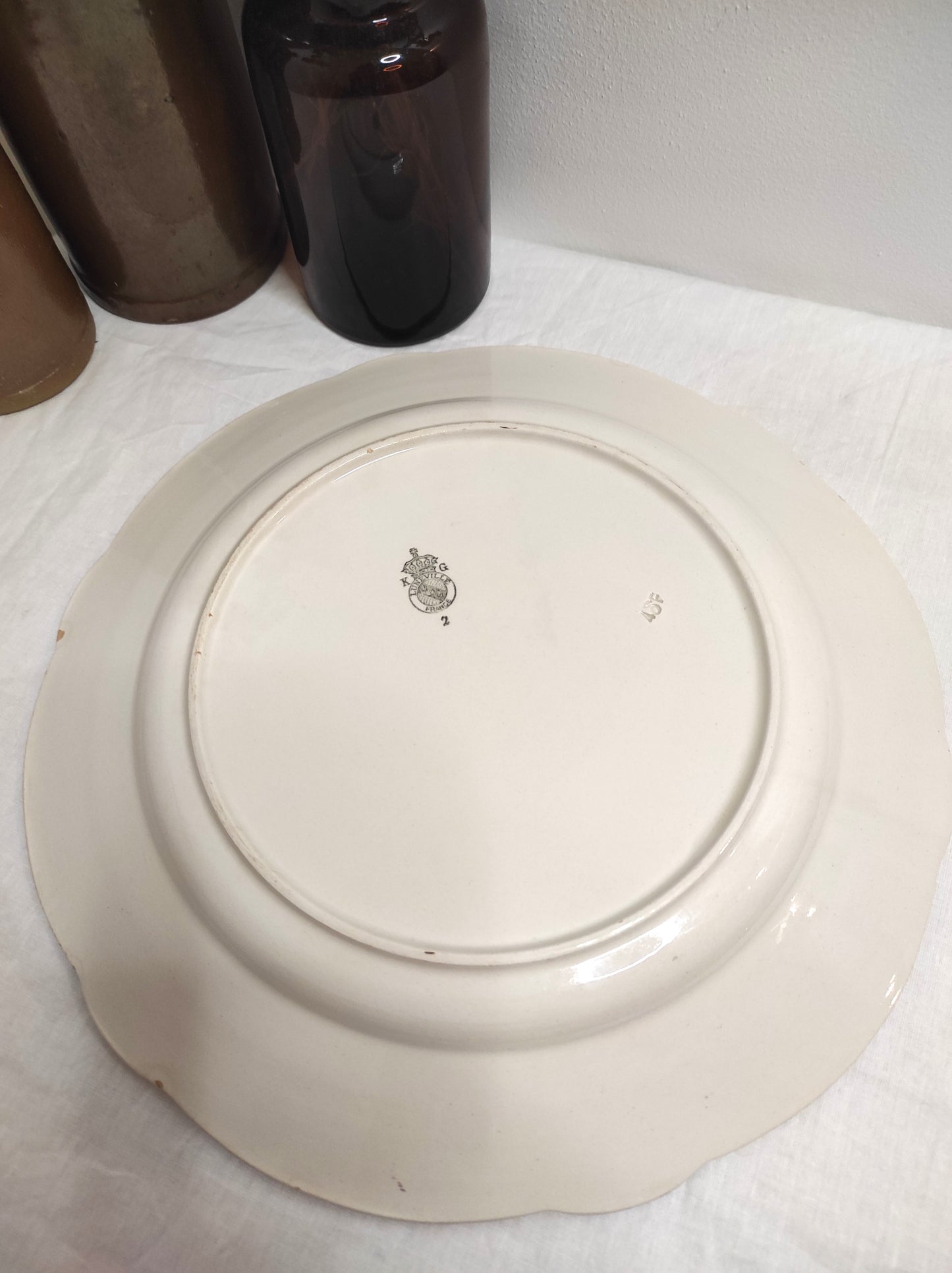 Plat de service vintage KG LUNEVILLE. On craque pour ce plat de service de la faïencerie de LUNEVILLE, avec son intérieur mint et ses bordures dorées ! Fabriqué en France, il est en bon état général. A noter : petits éclats sous le plat à peine visible, le liseré doré est légèrement altéré par endroit (et oui il à vécu !).