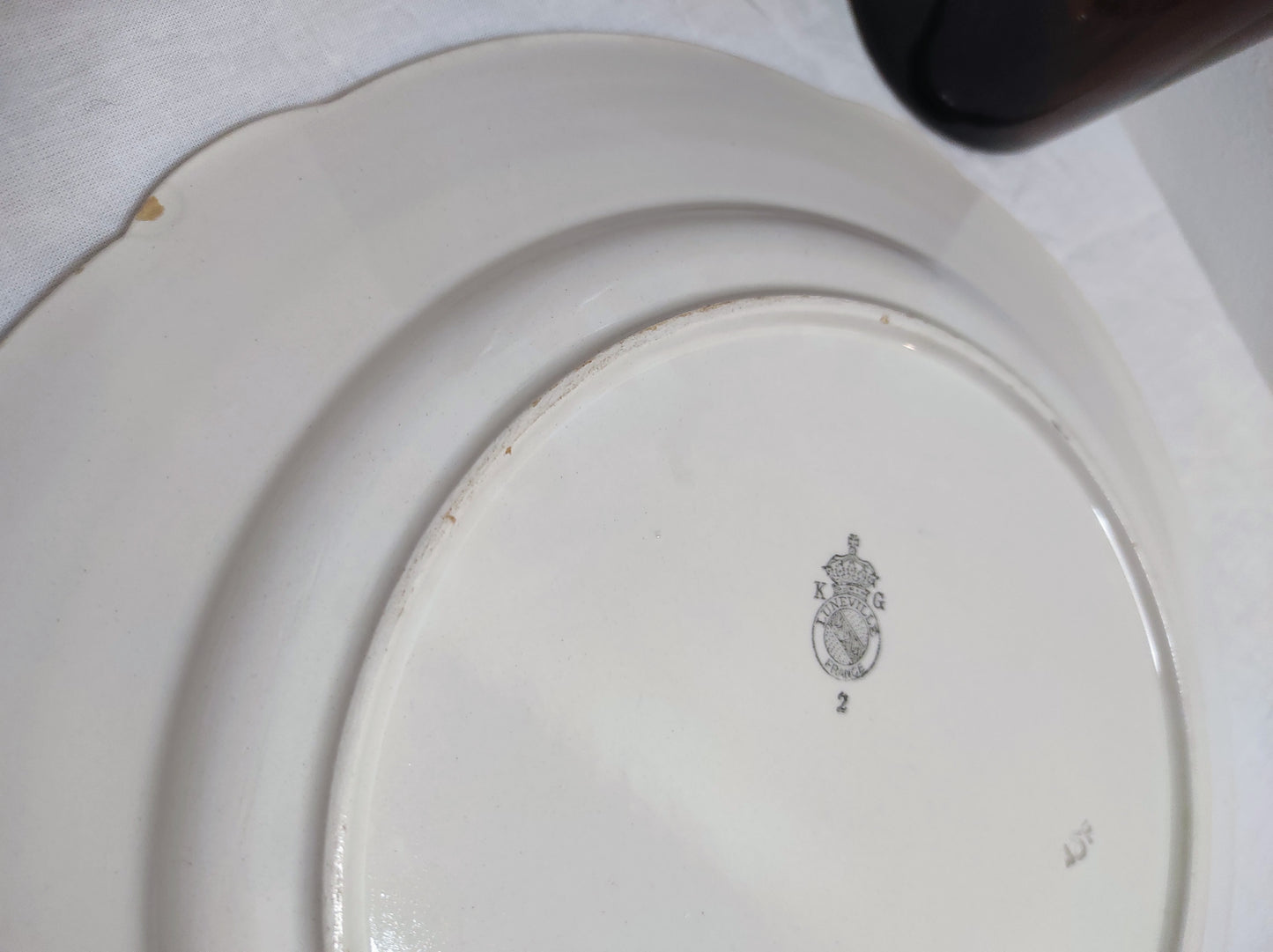 Plat de service vintage KG LUNEVILLE. On craque pour ce plat de service de la faïencerie de LUNEVILLE, avec son intérieur mint et ses bordures dorées ! Fabriqué en France, il est en bon état général. A noter : petits éclats sous le plat à peine visible, le liseré doré est légèrement altéré par endroit (et oui il à vécu !).