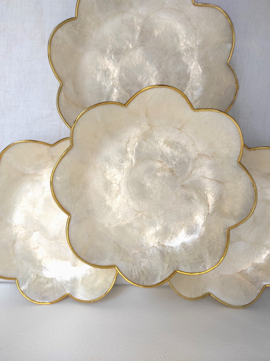 Set de 4 anciennes grandes coupelle en nacre et laiton. Ajoutez une touche de douceur et de délicatesse sur votre table avec ces 4 anciennes coupelles en nacre et laiton.