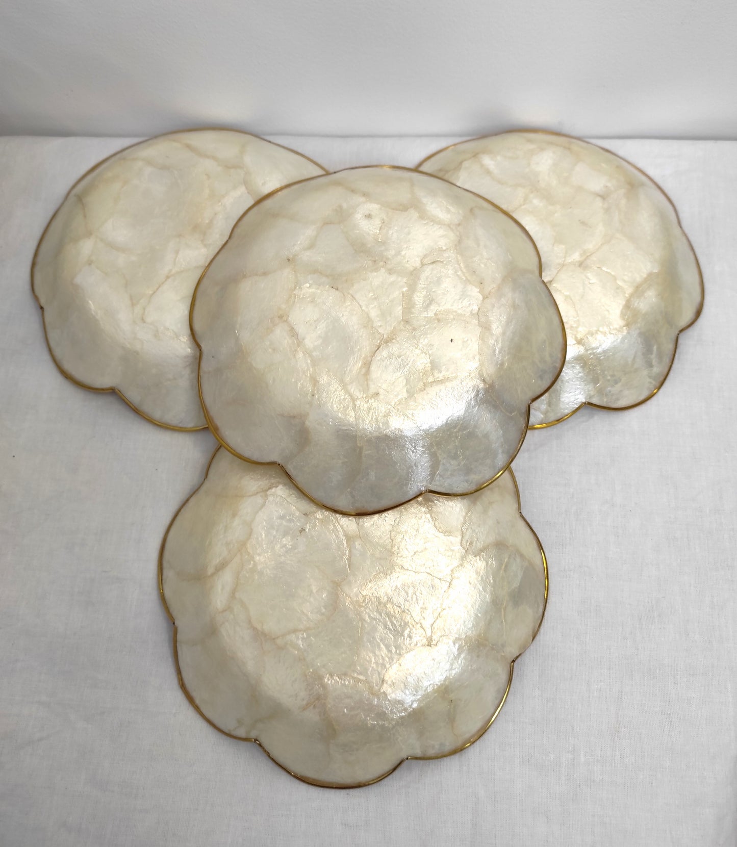 Set de 4 anciennes grandes coupelle en nacre et laiton. Ajoutez une touche de douceur et de délicatesse sur votre table avec ces 4 anciennes coupelles en nacre et laiton.
