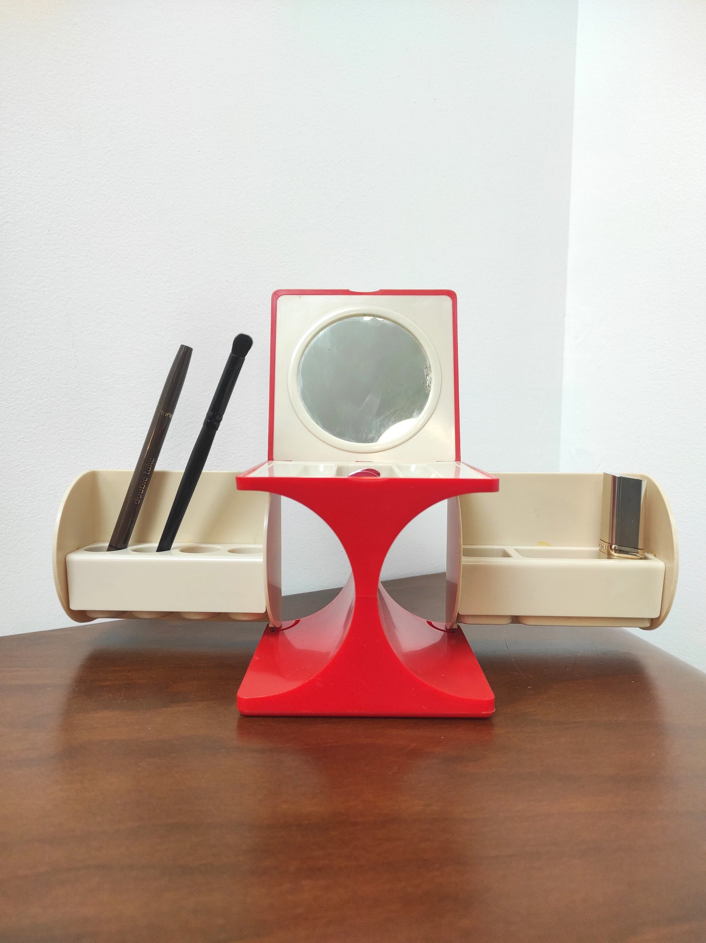 Boîte à maquillage des années 70 en plastique rouge et beige