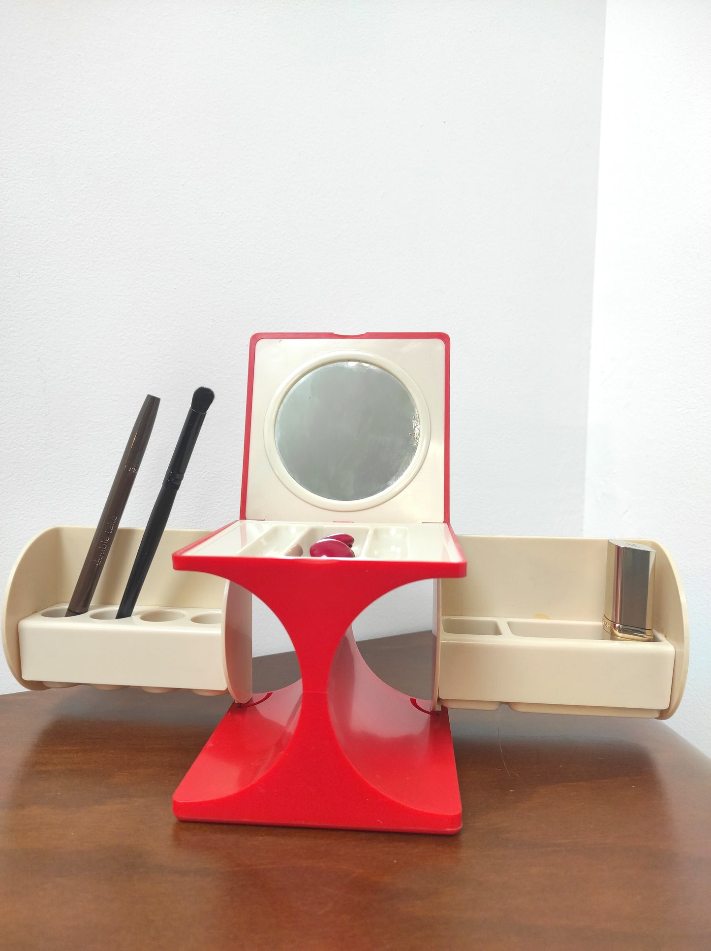 Boîte à maquillage des années 70 en plastique rouge et beige