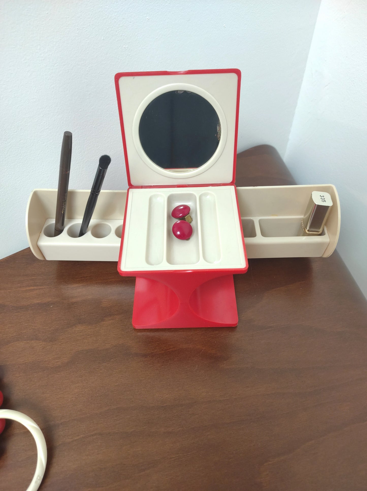 Boîte à maquillage des années 70 en plastique rouge et beige