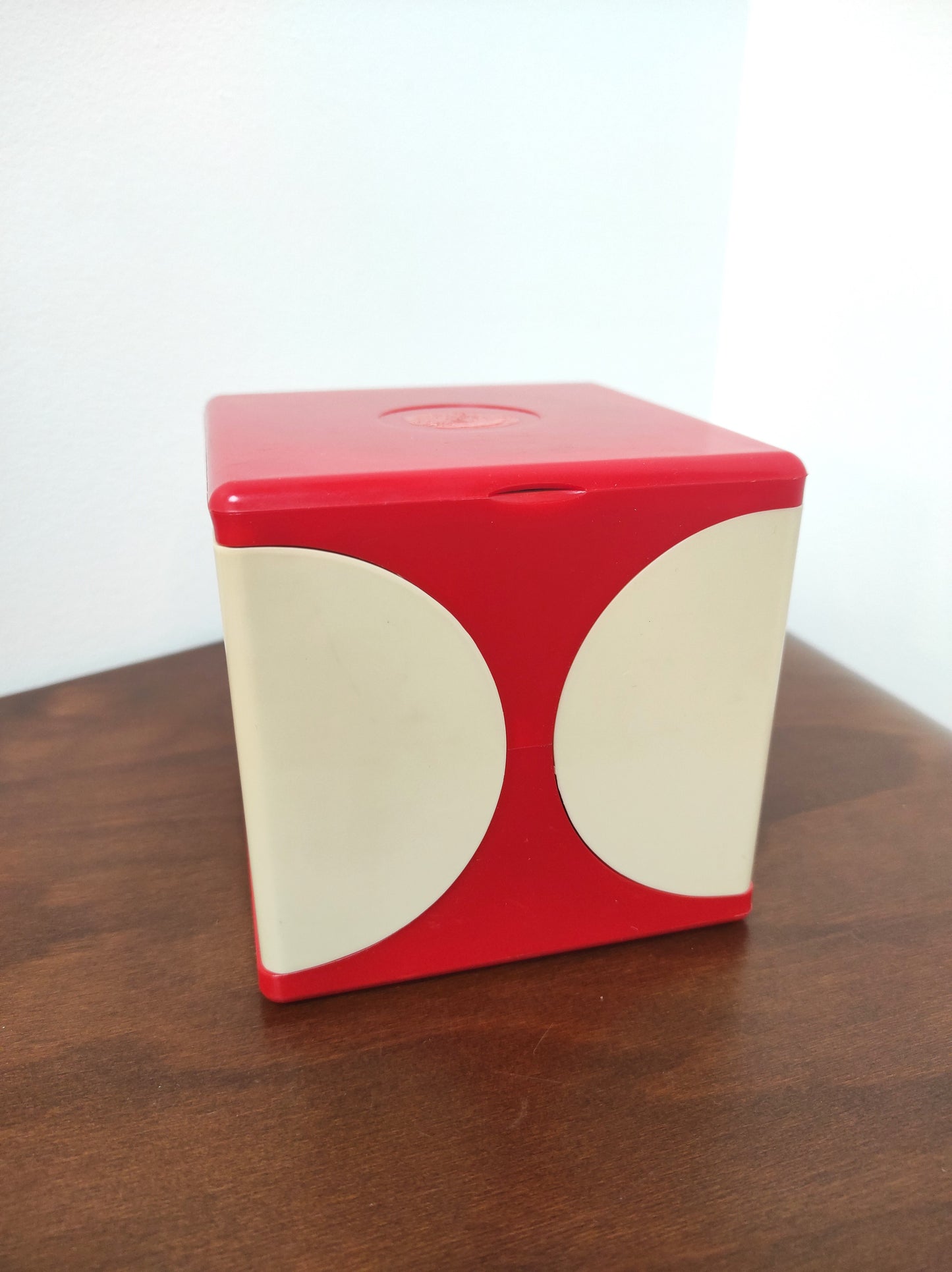 Boîte à maquillage des années 70 en plastique rouge et beige