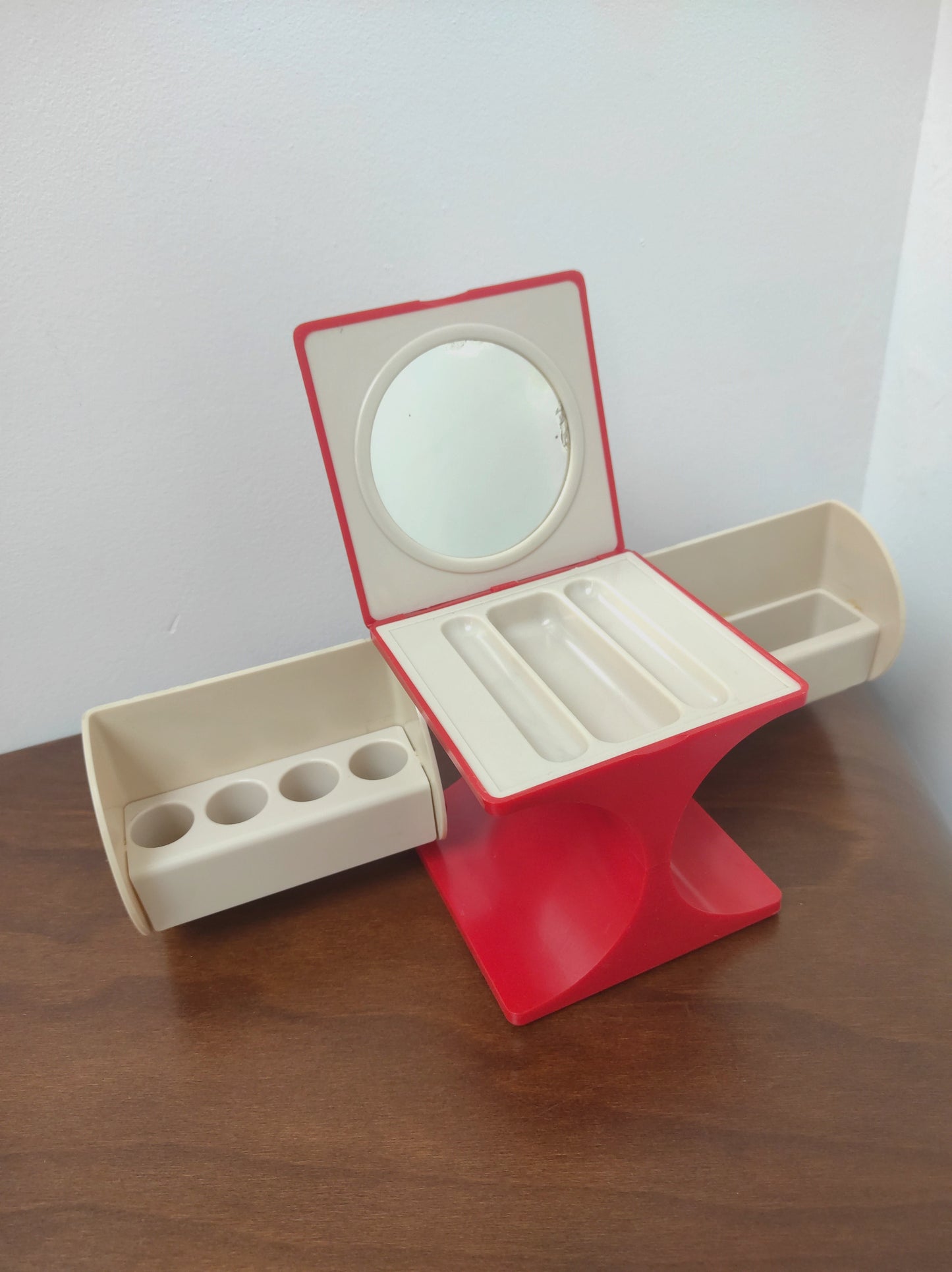 Boîte à maquillage des années 70 en plastique rouge et beige