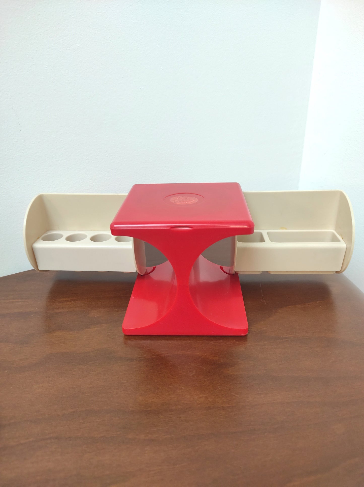 Boîte à maquillage des années 70 en plastique rouge et beige