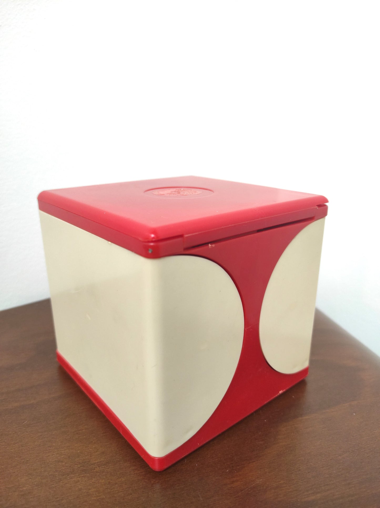 Boîte à maquillage des années 70 en plastique rouge et beige
