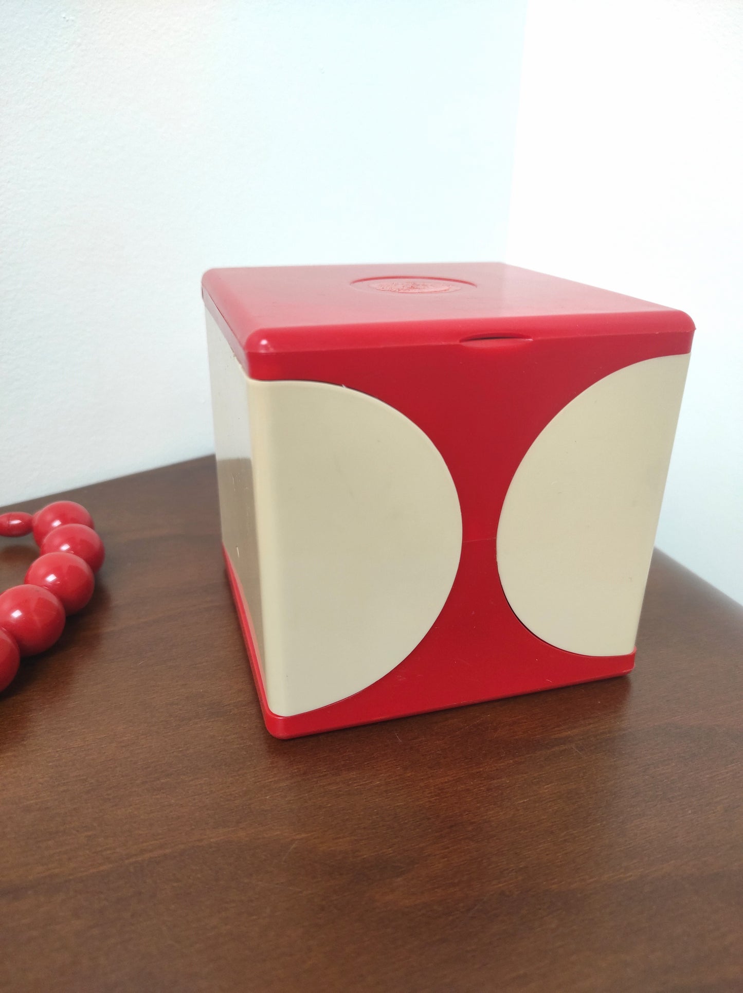 Boîte à maquillage des années 70 en plastique rouge et beige