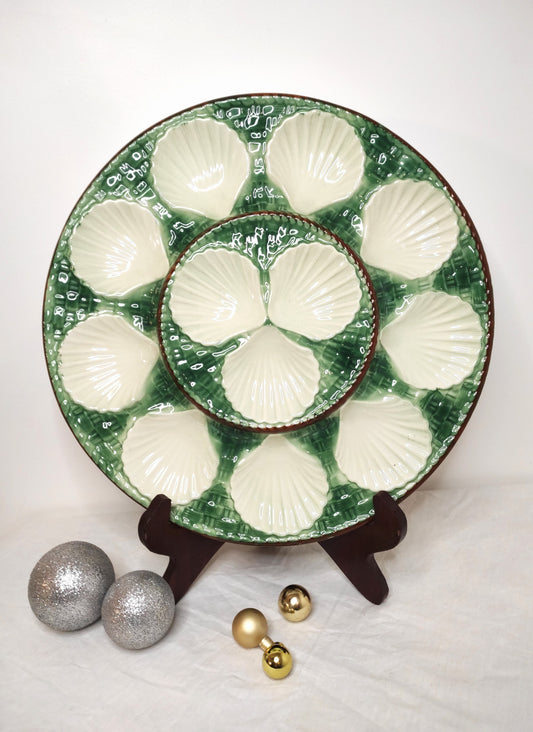 Ancien plat de service à huîtres/coquillages en barbotine LONGCHAMP. Vous recevez du monde à table ? Epatez vos convives avec ce joli plat de service à coquillages blanc et vert en barbotine de Longchamp. Vous pourrez tout à fait le détourner en plateau apéritif. En très bon état, sans aucun éclat.