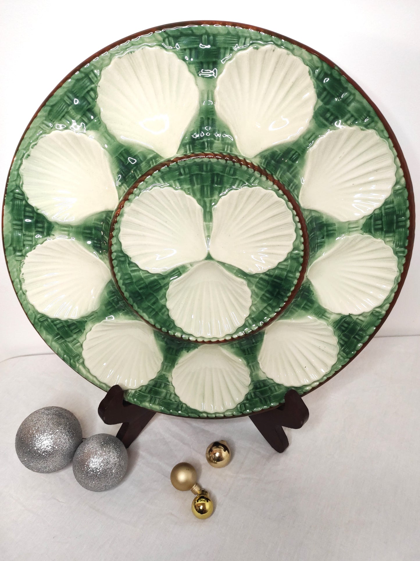 Ancien plat de service à huîtres/coquillages en barbotine LONGCHAMP. Vous recevez du monde à table ? Epatez vos convives avec ce joli plat de service à coquillages blanc et vert en barbotine de Longchamp France. Vous pourrez tout à fait le détourner en plateau apéritif. En très bon état, sans aucun éclat.