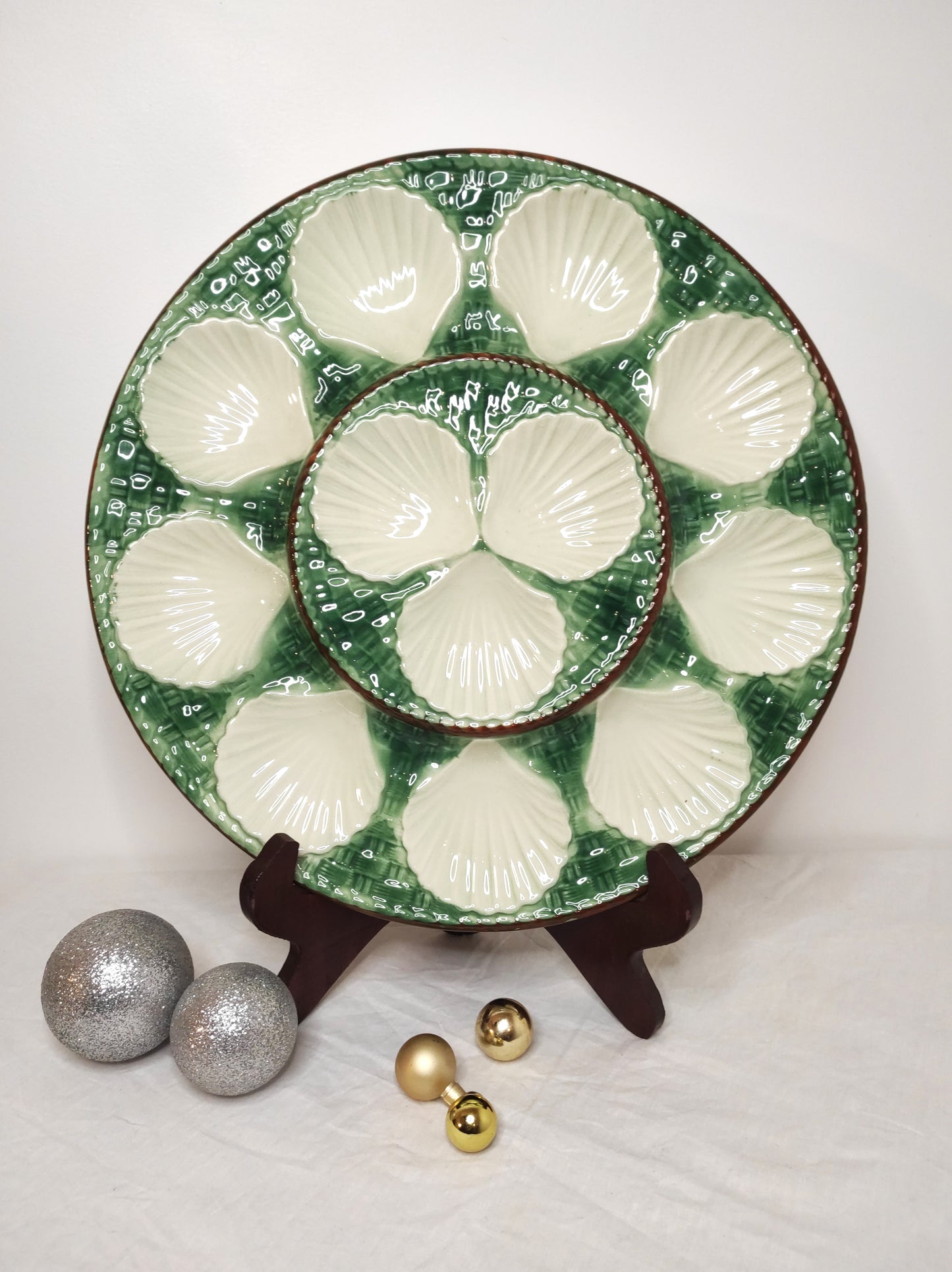 Ancien plat de service à huîtres/coquillages en barbotine LONGCHAMP. Vous recevez du monde à table ? Epatez vos convives avec ce joli plat de service à coquillages blanc et vert en barbotine de Longchamp France. Vous pourrez tout à fait le détourner en plateau apéritif. En très bon état, sans aucun éclat.