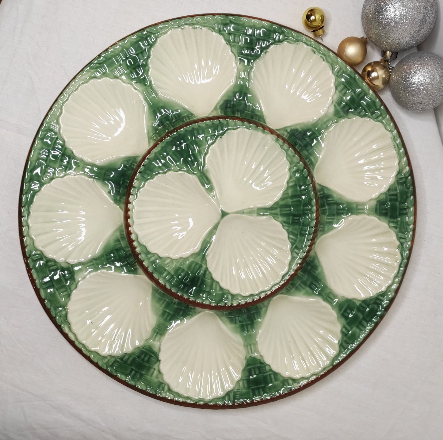 Ancien plat de service à huîtres/coquillages en barbotine LONGCHAMP. Vous recevez du monde à table ? Epatez vos convives avec ce joli plat de service à coquillages blanc et vert en barbotine de Longchamp France. Vous pourrez tout à fait le détourner en plateau apéritif. En très bon état, sans aucun éclat.