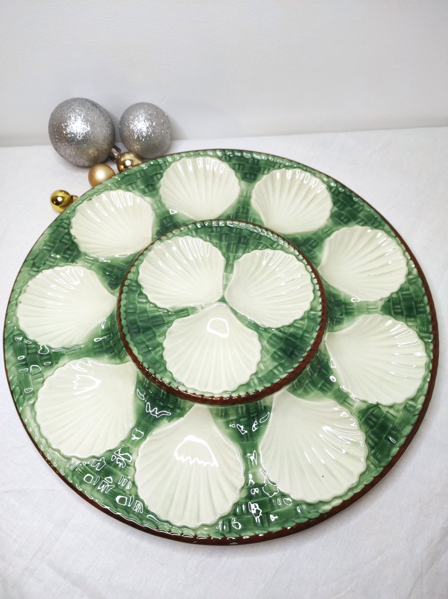 Ancien plat de service à huîtres/coquillages en barbotine LONGCHAMP. Vous recevez du monde à table ? Epatez vos convives avec ce joli plat de service à coquillages blanc et vert en barbotine de Longchamp France. Vous pourrez tout à fait le détourner en plateau apéritif. En très bon état, sans aucun éclat.
