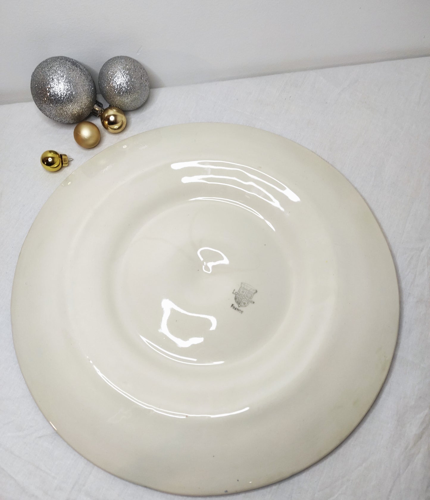 Ancien plat de service à huîtres/coquillages en barbotine LONGCHAMP. Vous recevez du monde à table ? Epatez vos convives avec ce joli plat de service à coquillages blanc et vert en barbotine de Longchamp France. Vous pourrez tout à fait le détourner en plateau apéritif. En très bon état, sans aucun éclat.