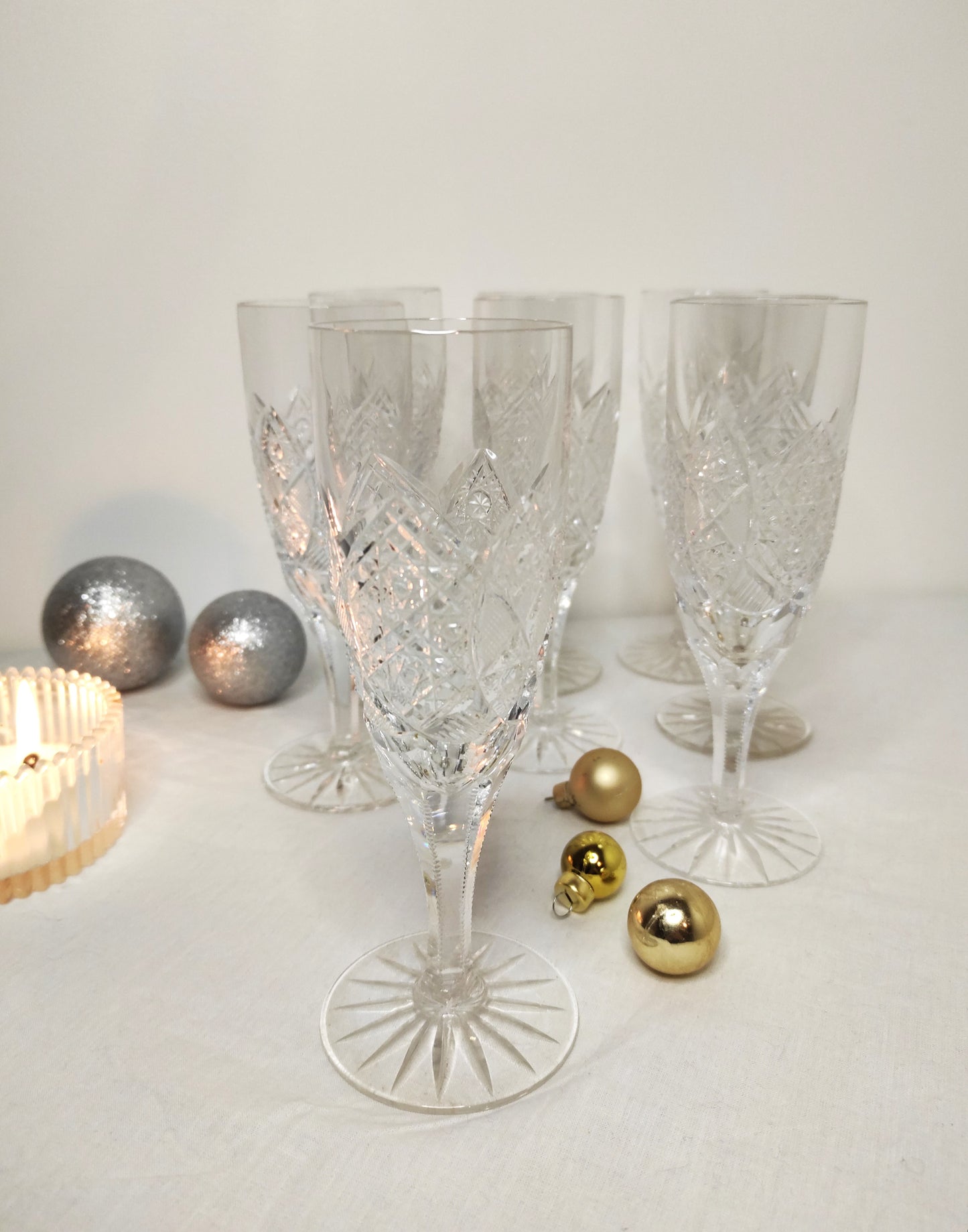 Set de 8 anciennes flûtes à champagne en cristal ciselé. Vous fêtez un évènement ou voulez simplement trinquez avec vos proches avec élégance ? Faites le avec cet ensemble de 8 anciennes flûtes à champagne en cristal ciselé. Sans aucun éclat, en très bon état.