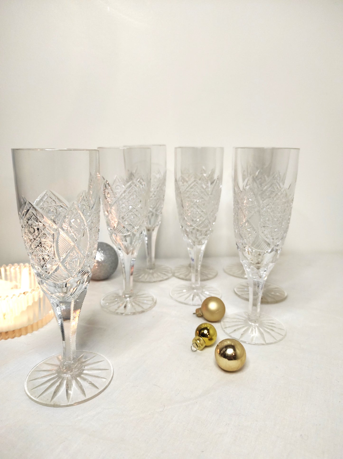 Set de 8 anciennes flûtes à champagne en cristal ciselé.Vous fêtez un évènement ou voulez simplement trinquez avec vos proches avec élégance ? Faites le avec cet ensemble de 8 anciennes flûtes à champagne en cristal ciselé. Sans aucun éclat, en très bon état.