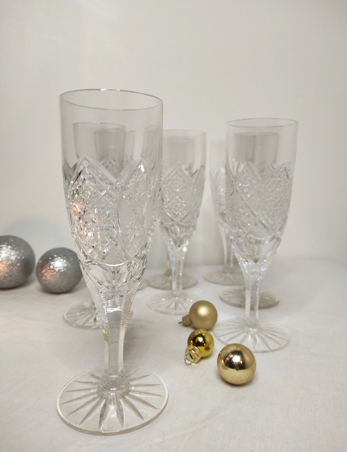 Set de 8 anciennes flûtes à champagne en cristal ciselé.Vous fêtez un évènement ou voulez simplement trinquez avec vos proches avec élégance ? Faites le avec cet ensemble de 8 anciennes flûtes à champagne en cristal ciselé. Sans aucun éclat, en très bon état.