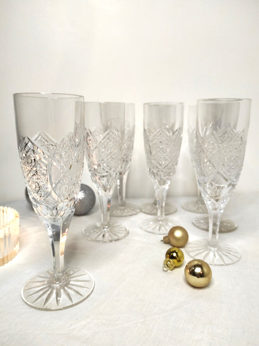 Set de 8 anciennes flûtes à champagne en cristal ciselé. Vous fêtez un évènement ou voulez simplement trinquez avec vos proches avec élégance ? Faites le avec cet ensemble de 8 anciennes flûtes à champagne en cristal ciselé. Sans aucun éclat, en très bon état.