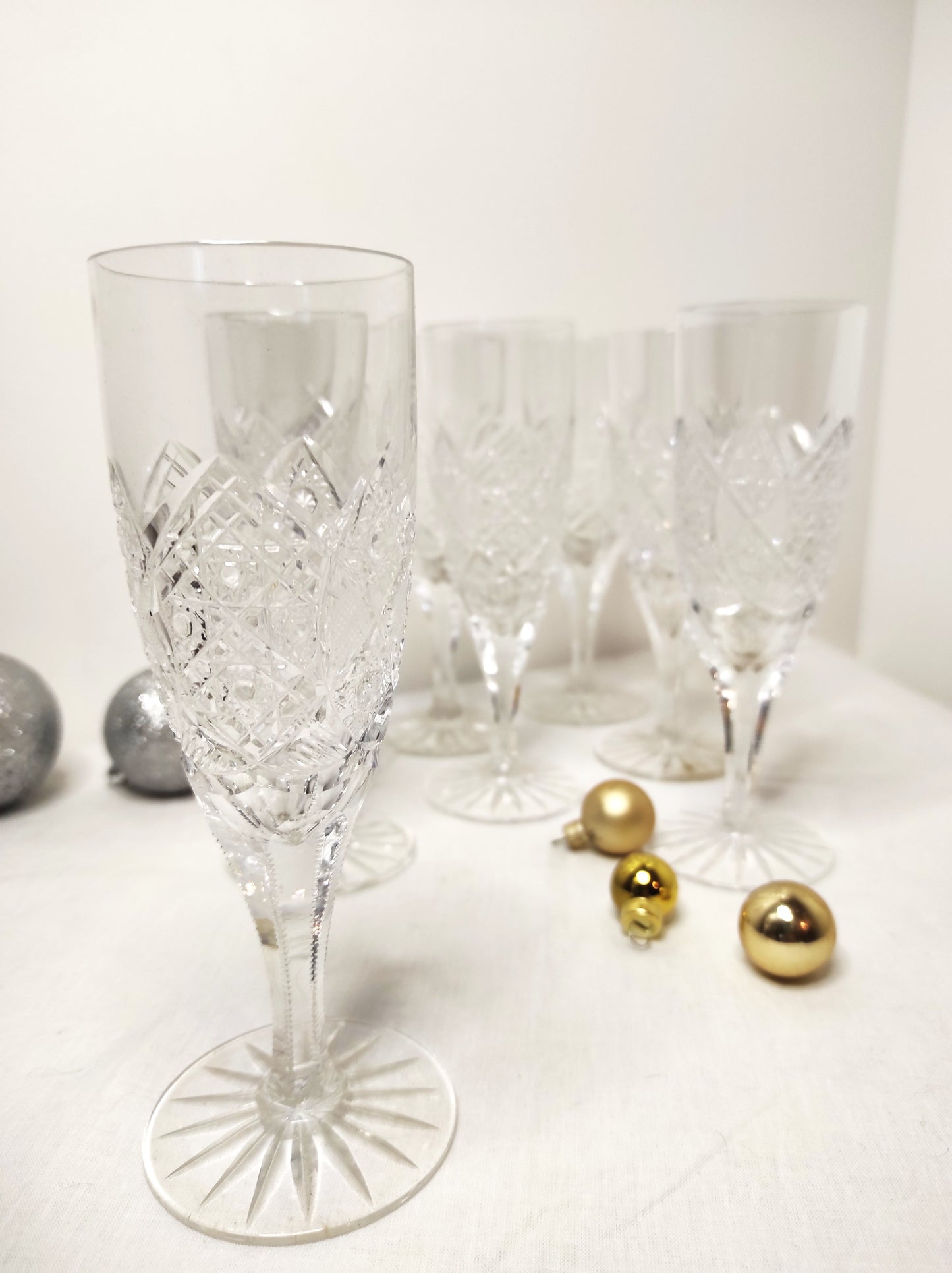 Set de 8 anciennes flûtes à champagne en cristal ciselé. Vous fêtez un évènement ou voulez simplement trinquez avec vos proches avec élégance ? Faites le avec cet ensemble de 8 anciennes flûtes à champagne en cristal ciselé. Sans aucun éclat, en très bon état.