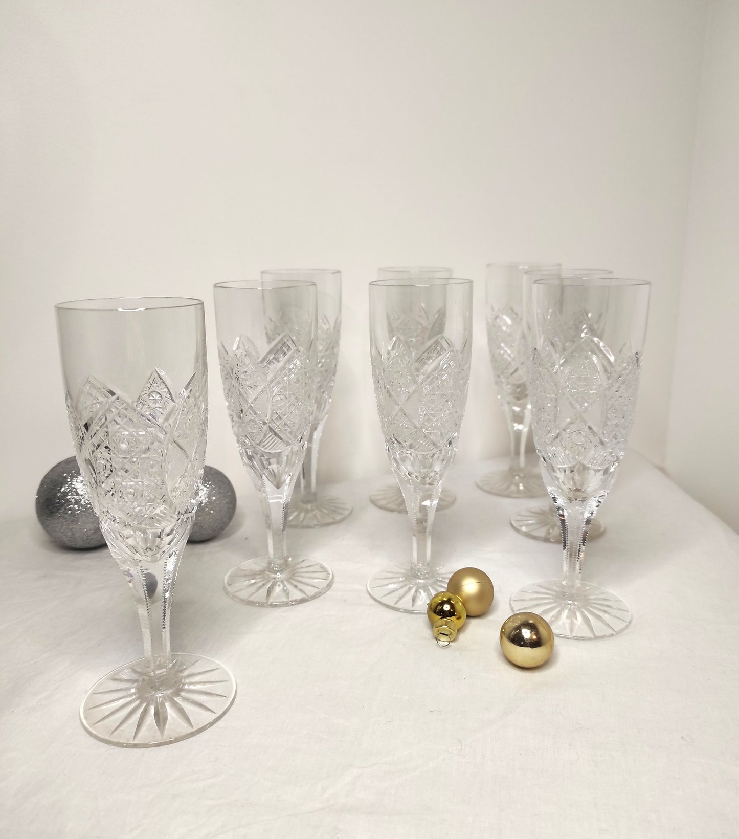 Set de 8 anciennes flûtes à champagne en cristal ciselé. Vous fêtez un évènement ou voulez simplement trinquez avec vos proches avec élégance ? Faites le avec cet ensemble de 8 anciennes flûtes à champagne en cristal ciselé. Sans aucun éclat, en très bon état.