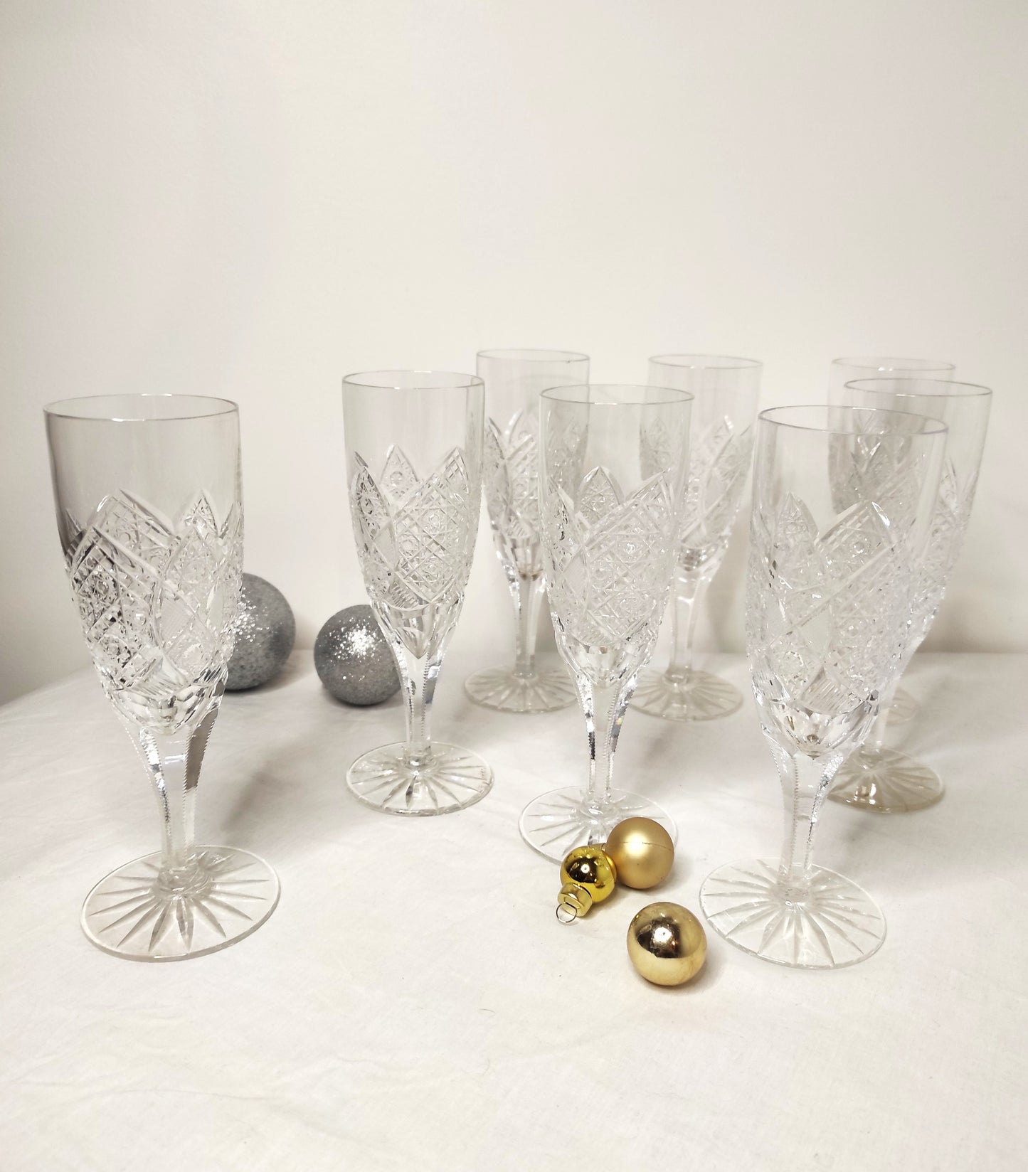 Set de 8 anciennes flûtes à champagne en cristal ciselé. Vous fêtez un évènement ou voulez simplement trinquez avec vos proches avec élégance ? Faites le avec cet ensemble de 8 anciennes flûtes à champagne en cristal ciselé. Sans aucun éclat, en très bon état.