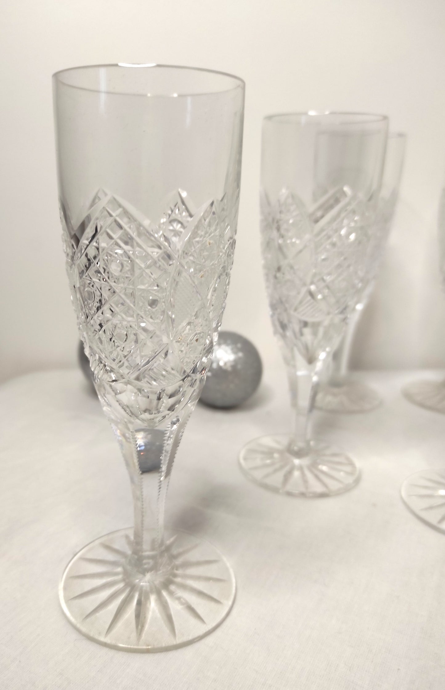 Set de 8 anciennes flûtes à champagne en cristal ciselé. Vous fêtez un évènement ou voulez simplement trinquez avec vos proches avec élégance ? Faites le avec cet ensemble de 8 anciennes flûtes à champagne en cristal ciselé. Sans aucun éclat, en très bon état.
