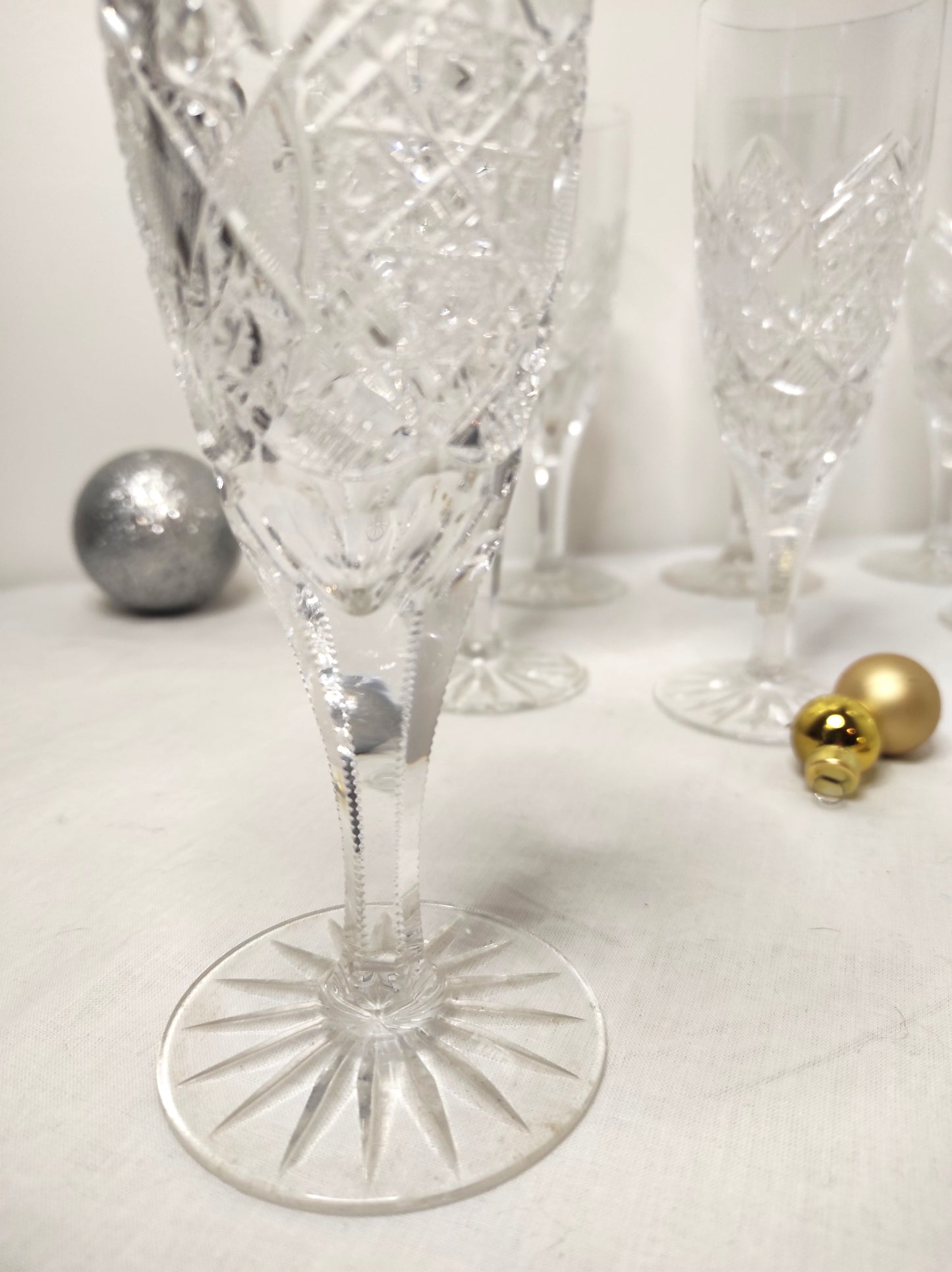 Set de 8 anciennes flûtes à champagne en cristal ciselé. Vous fêtez un évènement ou voulez simplement trinquez avec vos proches avec élégance ? Faites le avec cet ensemble de 8 anciennes flûtes à champagne en cristal ciselé. Sans aucun éclat, en très bon état.