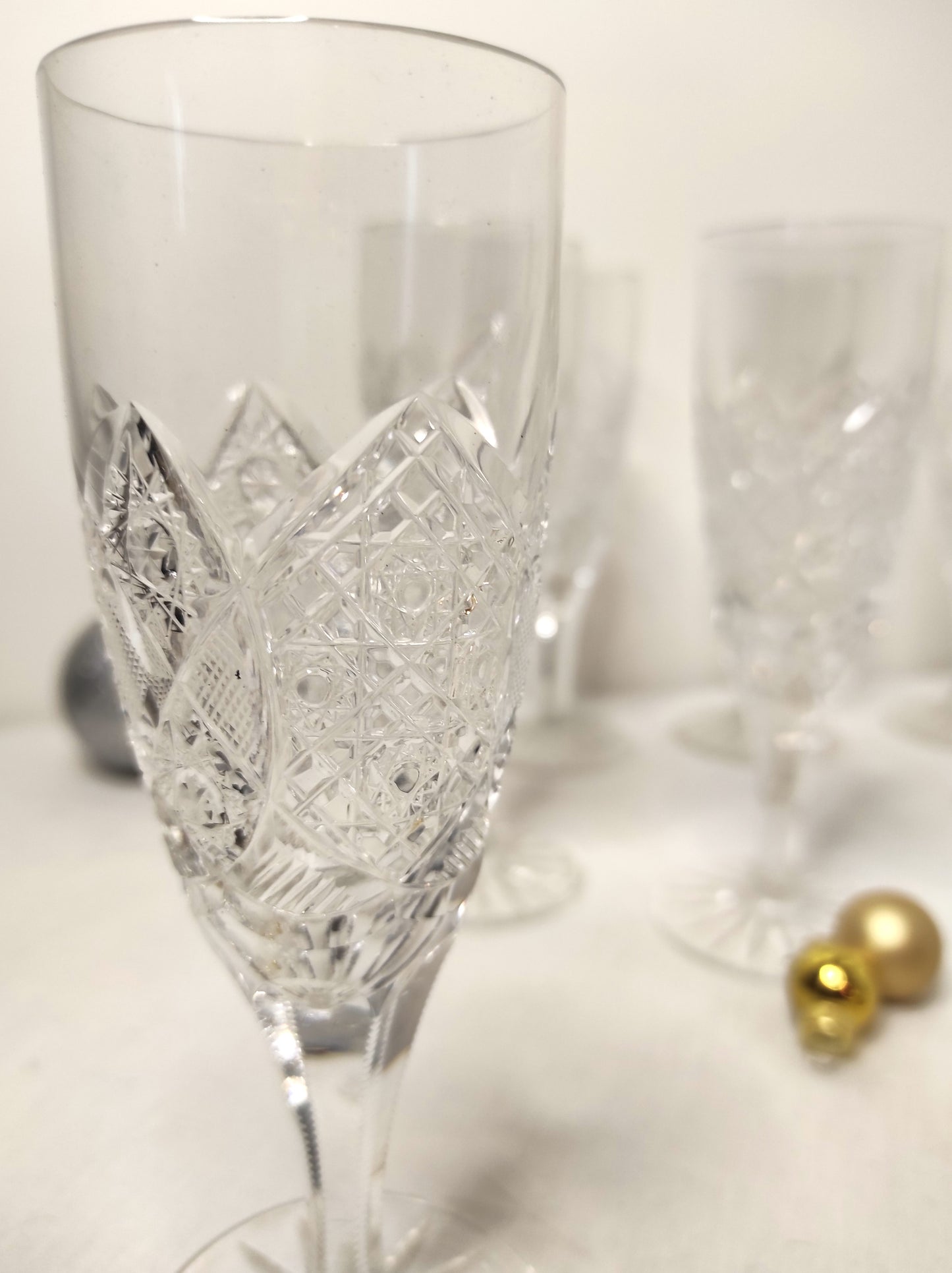 Set de 8 anciennes flûtes à champagne en cristal ciselé. Vous fêtez un évènement ou voulez simplement trinquez avec vos proches avec élégance ? Faites le avec cet ensemble de 8 anciennes flûtes à champagne en cristal ciselé. Sans aucun éclat, en très bon état.
