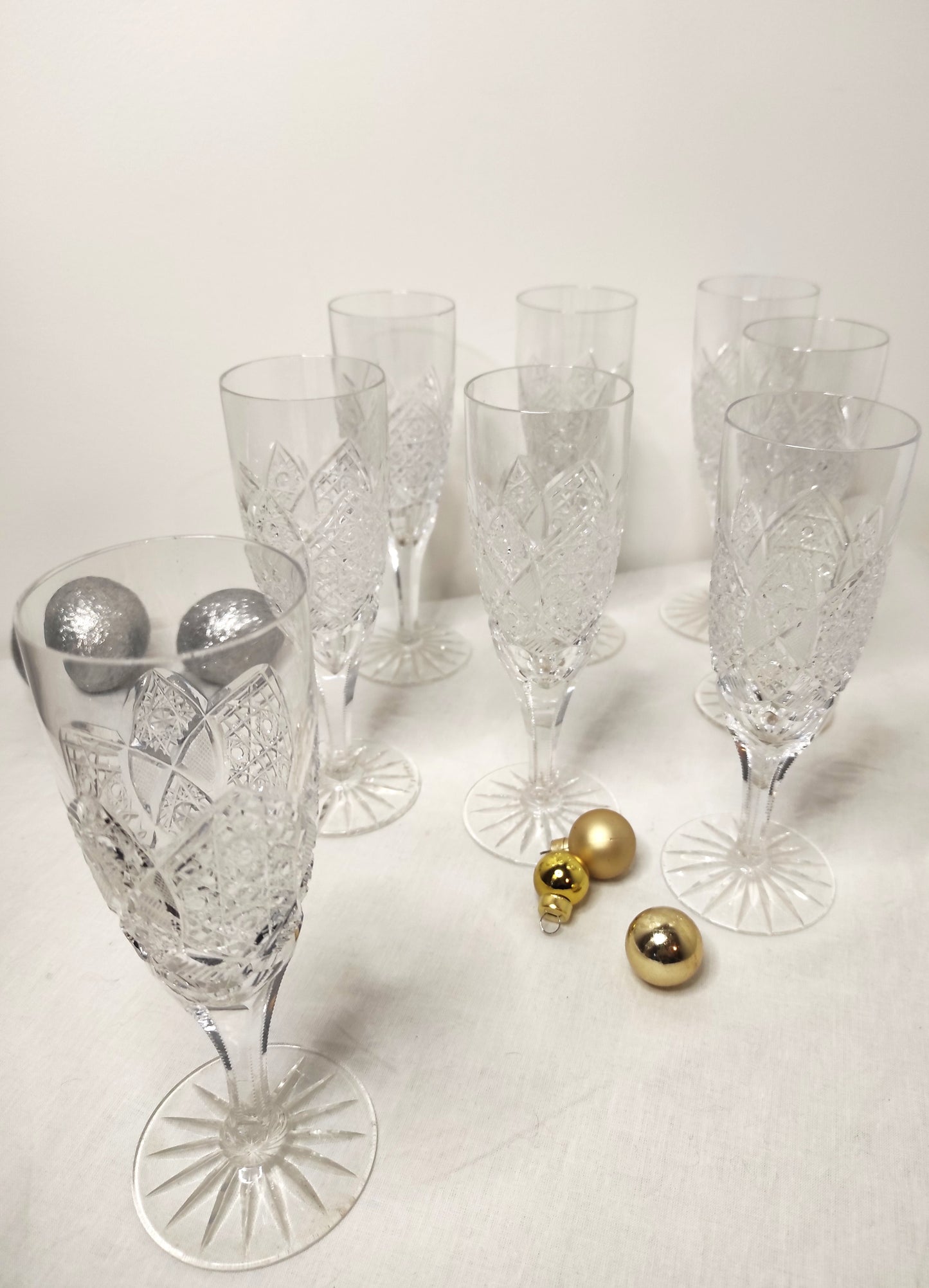 Set de 8 anciennes flûtes à champagne en cristal ciselé.Vous fêtez un évènement ou voulez simplement trinquez avec vos proches avec élégance ? Faites le avec cet ensemble de 8 anciennes flûtes à champagne en cristal ciselé. Sans aucun éclat, en très bon état.