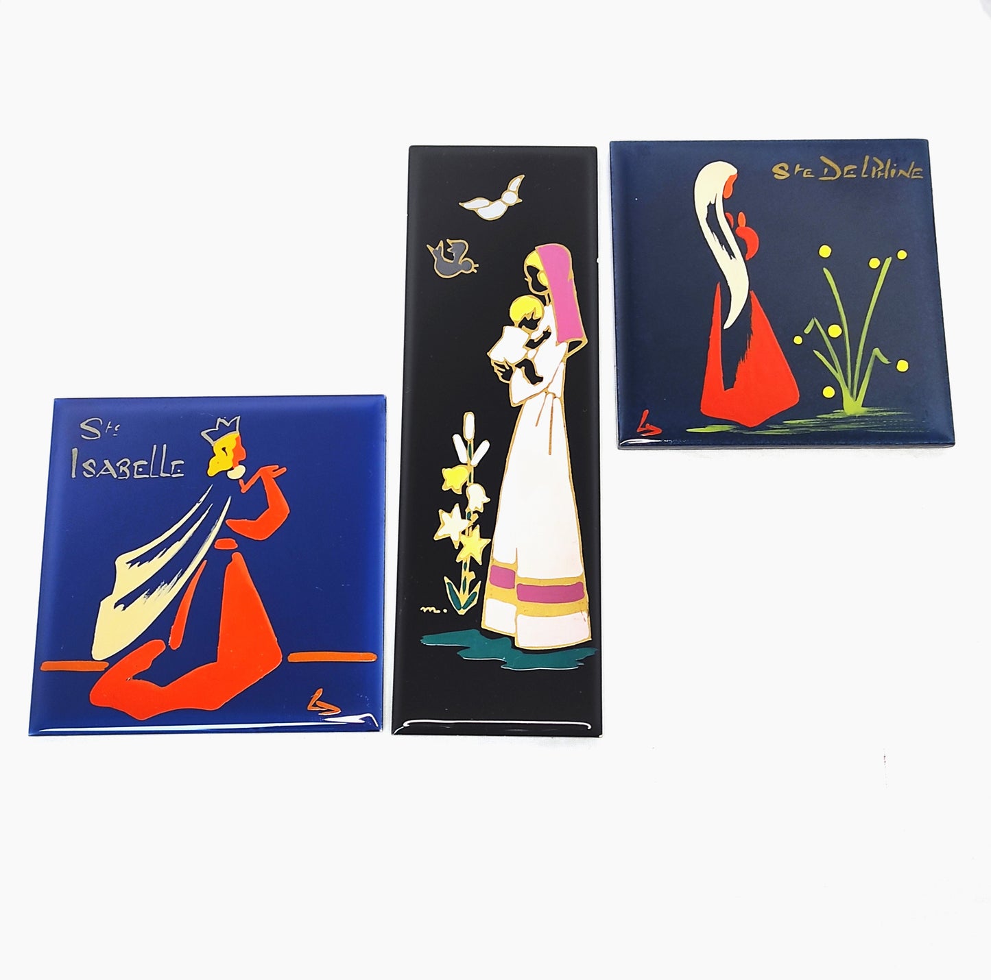 Ancien carreau en céramique religieux peint à la main. Cet ancien carreau religieux en céramique e couleur bleu nuit peint à la main représentant Ste Delphine trouvera sa place dans votre intérieur....ou dans celui d'une Delphine ! Au dos de ce carreau vous trouverez la petite histoire de Ste Delphine sur une feutrine bleu turquoise. En bon état général, léger petit éclat dans coin haut gauche mais ne se voit pas une fois au mur (voir photo) . Attache à l'arrière. Décoration murale vintage.