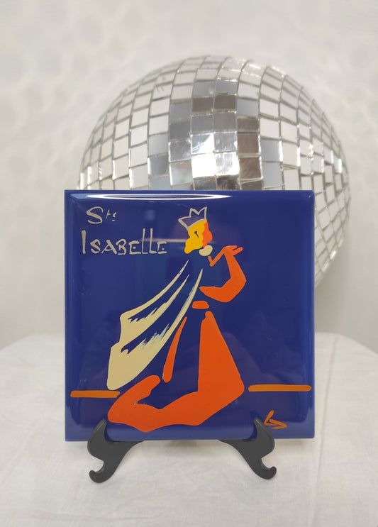 Ancien carreau en céramique religieux peint à la main. Cet ancien carreau religieux en céramique e couleur bleu nuit peint à la main représentant Ste Isabelle trouvera sa place dans votre intérieur....ou dans celui d'une Isabelle ! Au dos de ce carreau vous trouverez la petite histoire de Ste Isabelle sur une feutrine jaune moutarde. En bon état général, léger petit éclat sur la tranche du haut. Attache à l'arrière. Décoration murale vintage