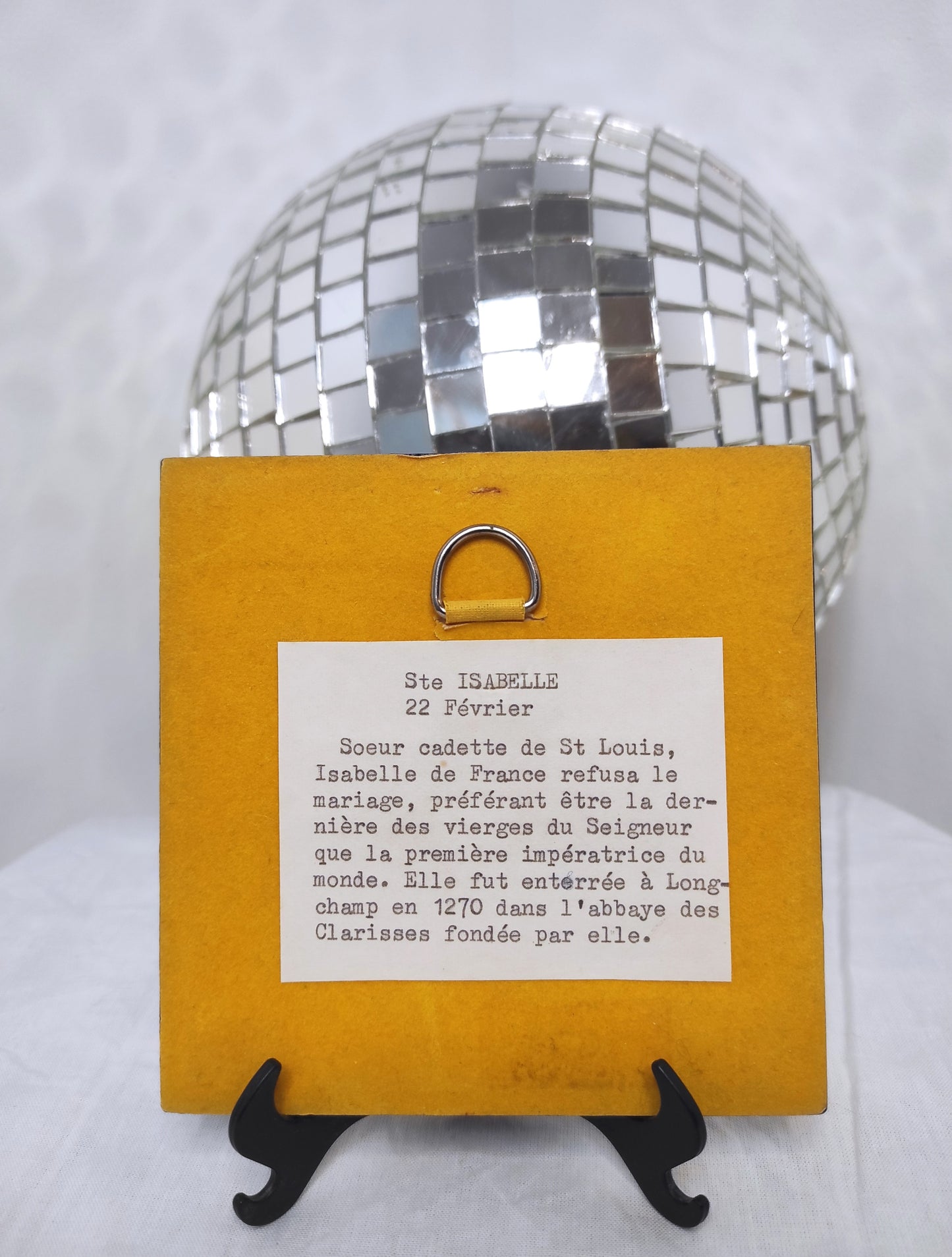 Ancien carreau en céramique religieux peint à la main. Cet ancien carreau religieux en céramique e couleur bleu nuit peint à la main représentant Ste Isabelle trouvera sa place dans votre intérieur....ou dans celui d'une Isabelle ! Au dos de ce carreau vous trouverez la petite histoire de Ste Isabelle sur une feutrine jaune moutarde. En bon état général, léger petit éclat sur la tranche du haut. Attache à l'arrière. Décoration murale vintage