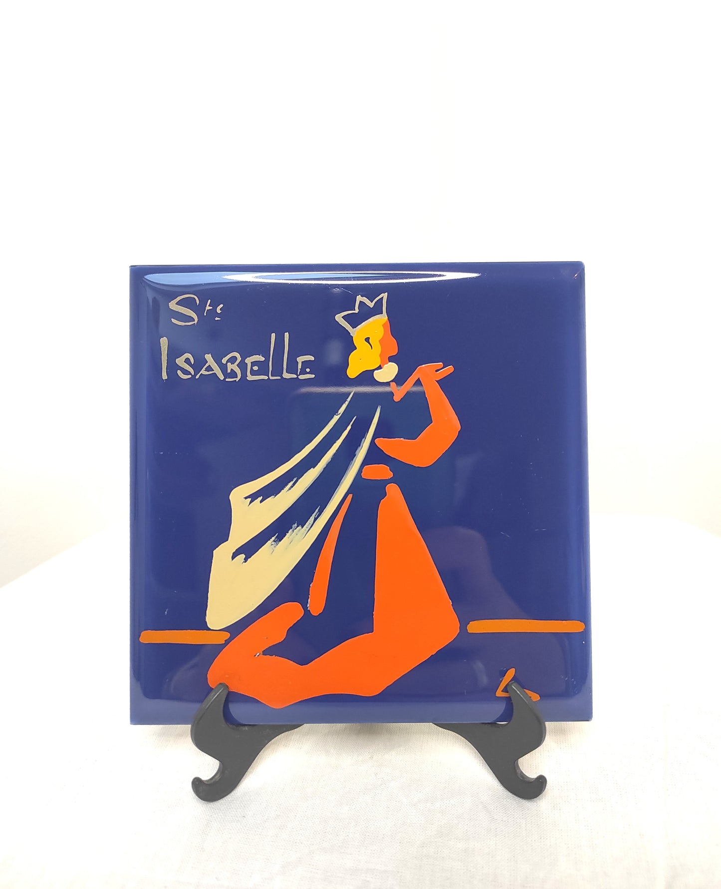 Ancien carreau en céramique religieux peint à la main. Cet ancien carreau religieux en céramique e couleur bleu nuit peint à la main représentant Ste Isabelle trouvera sa place dans votre intérieur....ou dans celui d'une Isabelle ! Au dos de ce carreau vous trouverez la petite histoire de Ste Isabelle sur une feutrine jaune moutarde. En bon état général, léger petit éclat sur la tranche du haut. Attache à l'arrière. Décoration murale vintage