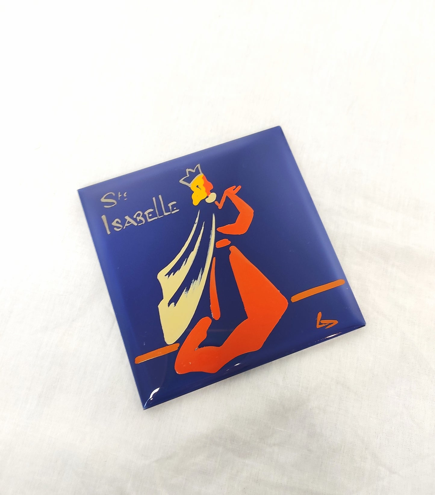 Ancien carreau en céramique religieux peint à la main.Cet ancien carreau religieux en céramique e couleur bleu nuit peint à la main représentant Ste Isabelle trouvera sa place dans votre intérieur....ou dans celui d'une Isabelle ! Au dos de ce carreau vous trouverez la petite histoire de Ste Isabelle sur une feutrine jaune moutarde. En bon état général, léger petit éclat sur la tranche du haut. Attache à l'arrière. Décoration murale vintage