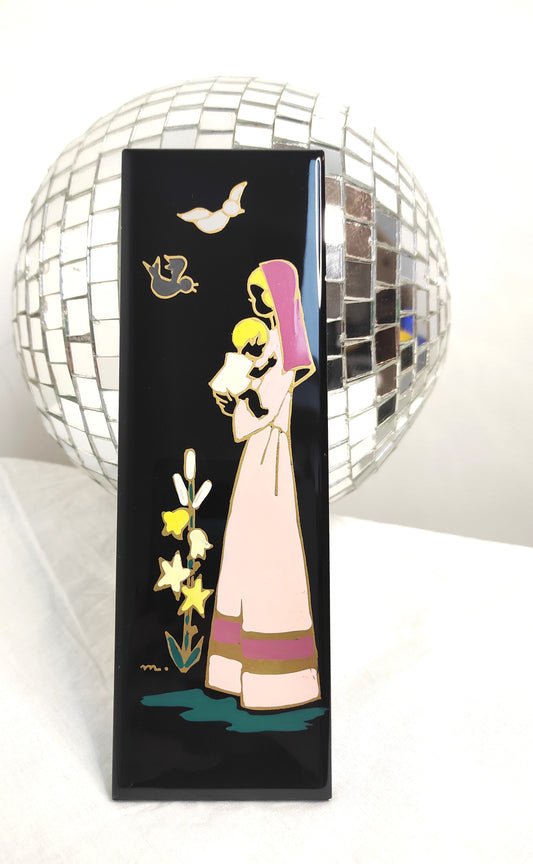 Ancien carreau en céramique religieux peint à la main. Cet ancien carreau religieux en céramique de couleur noir peint à la main représentant la vierge à l'enfant trouvera sa place dans votre intérieur à coup sûr ! Au dos de ce carreau vous trouverez une feutrine bleu ciel et une attache en laiton. En bon état général, très légers petits éclats sur la tranche (voir photo). Décoration murale vintage.