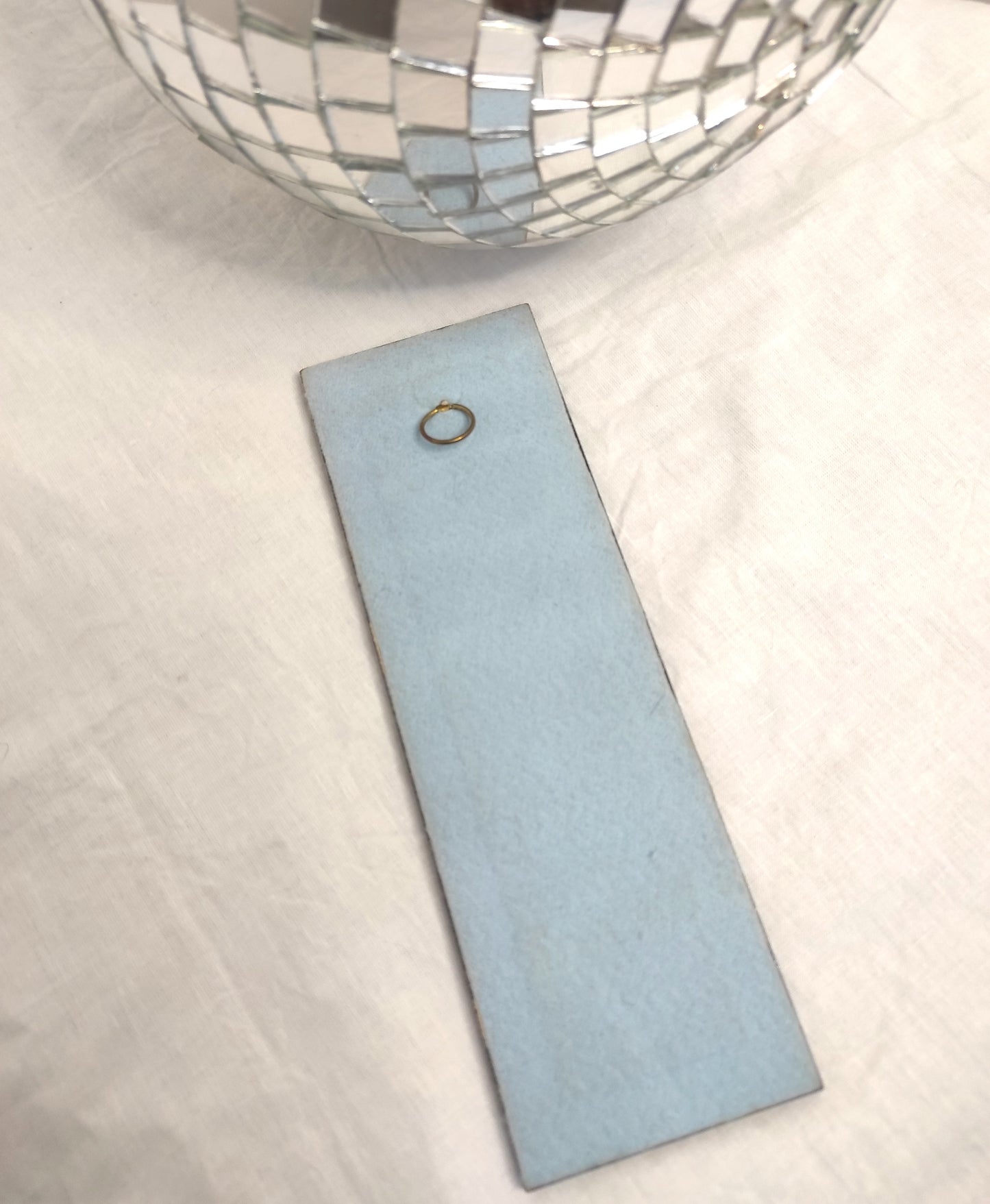 Ancien carreau en céramique religieux peint à la main. Cet ancien carreau religieux en céramique de couleur noir peint à la main représentant la vierge à l'enfant trouvera sa place dans votre intérieur à coup sûr ! Au dos de ce carreau vous trouverez une feutrine bleu ciel et une attache en laiton. En bon état général, très légers petits éclats sur la tranche (voir photo). Décoration murale vintage.
