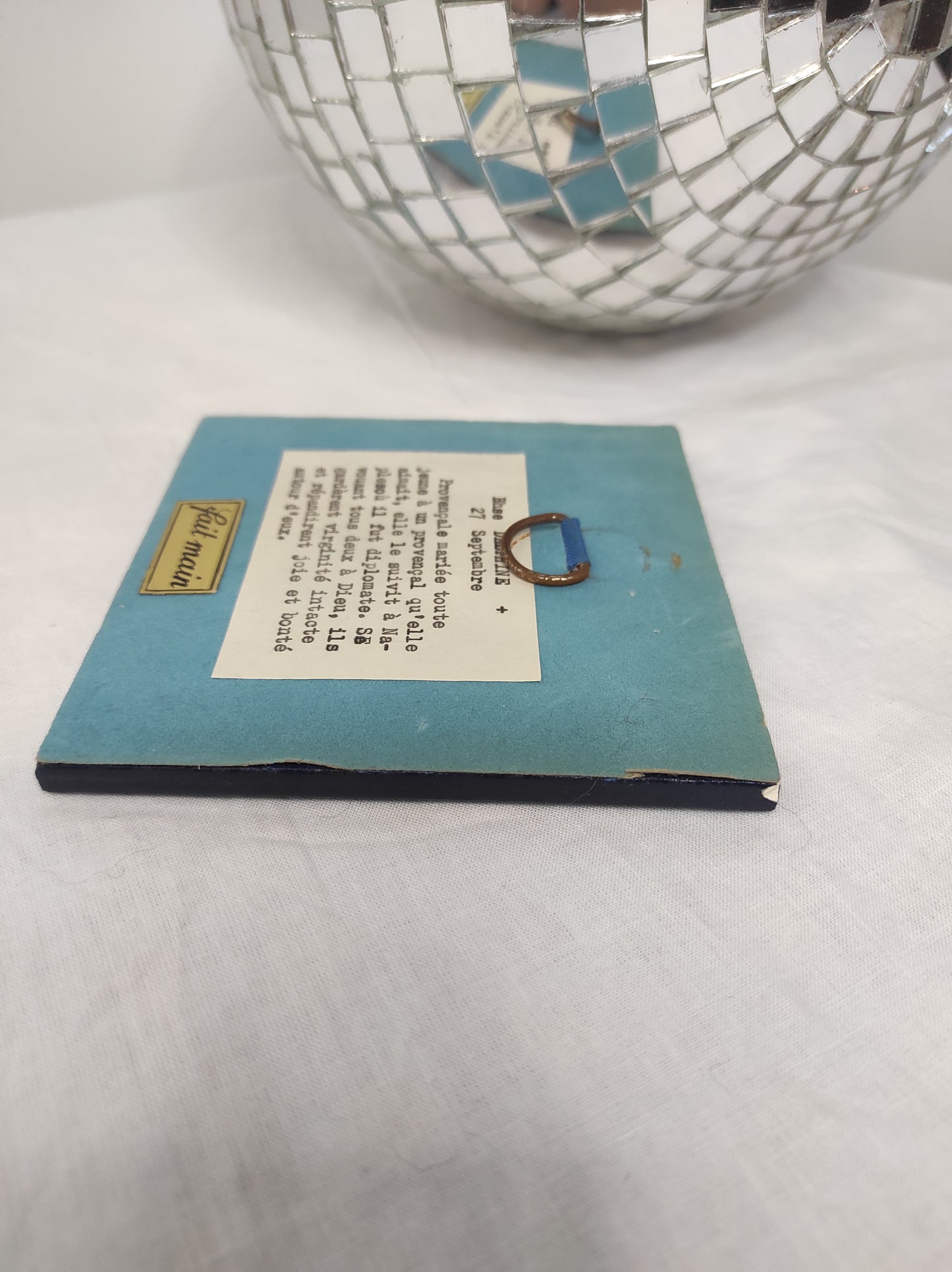 Ancien carreau en céramique religieux peint à la main. Cet ancien carreau religieux en céramique e couleur bleu nuit peint à la main représentant Ste Delphine trouvera sa place dans votre intérieur....ou dans celui d'une Delphine ! Au dos de ce carreau vous trouverez la petite histoire de Ste Delphine sur une feutrine bleu turquoise. En bon état général, léger petit éclat dans coin haut gauche mais ne se voit pas une fois au mur (voir photo) . Attache à l'arrière. Décoration murale vintage.