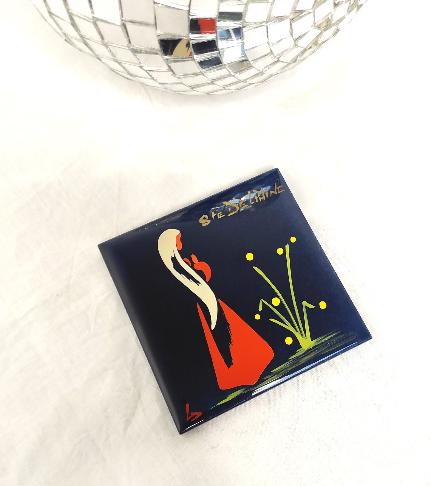 Ancien carreau en céramique religieux peint à la main. Cet ancien carreau religieux en céramique e couleur bleu nuit peint à la main représentant Ste Delphine trouvera sa place dans votre intérieur....ou dans celui d'une Delphine ! Au dos de ce carreau vous trouverez la petite histoire de Ste Delphine sur une feutrine bleu turquoise. En bon état général, léger petit éclat dans coin haut gauche mais ne se voit pas une fois au mur (voir photo) . Attache à l'arrière. Décoration murale vintage.