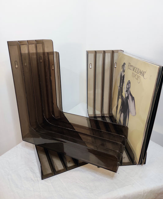 Ecouter de la bonne musique oui… mais après faut-il encore ranger ses vinyles 33 tours !  Tout droit sortis des années 70, ces ranges vinyles vintage en plexiglass marrons fumés seront parfaits posés sur un meuble ou accrochés au mur.   En très bon état, aucun manque, quelques légères traces du temps. 