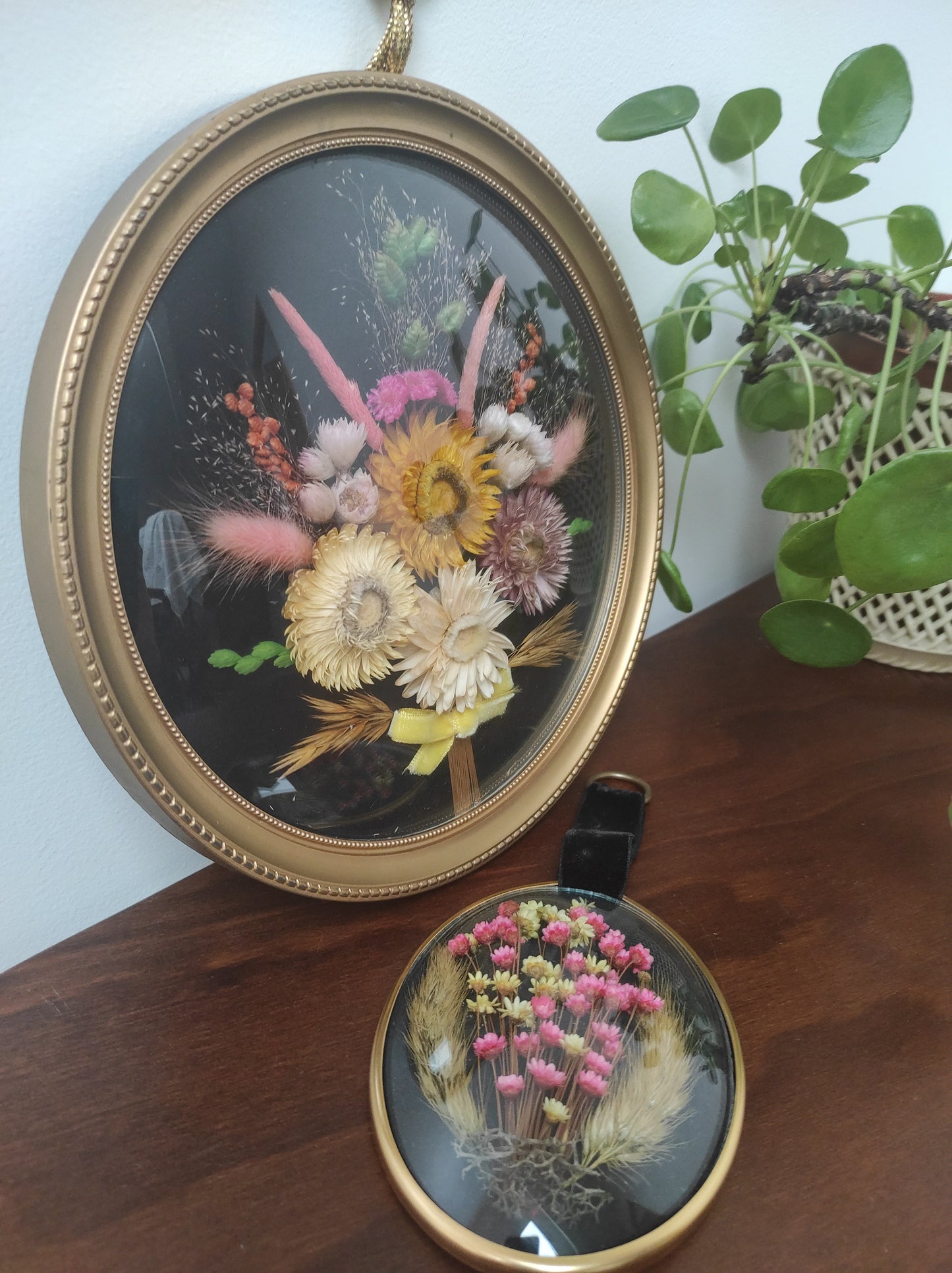 Cadre bombé en verre et fleurs séchées vintage