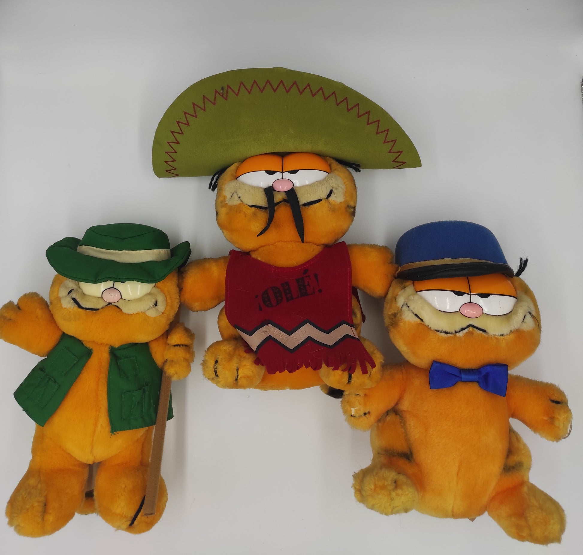 Magnifique peluche Garfield vintage de collection, tenant un cadre