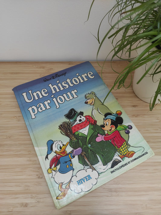 Livre 1 histoire par jour Disney Saison Hiver. Livre 1 histoire par jour de Disney de 1984.   Des histoires pour chaque jour qui font appel aux personnages de Walt Disney.  La série comprend 4 volumes, chacun consacré à une saison.  Celui-ci est dédié à l'hiver ( du 1er décembre au 29 février ). Ancien Mickey, Minnie vintage, Walt Disney vintage