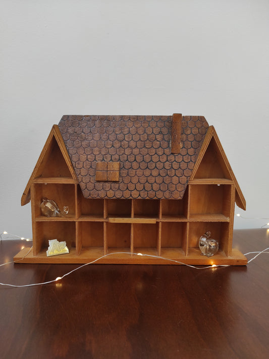 Petite étagère en bois en forme de maison avec 14 cases.   A poser ou à accrocher, pour des miniatures ou encore vos bijoux. vintage, chalet ancien